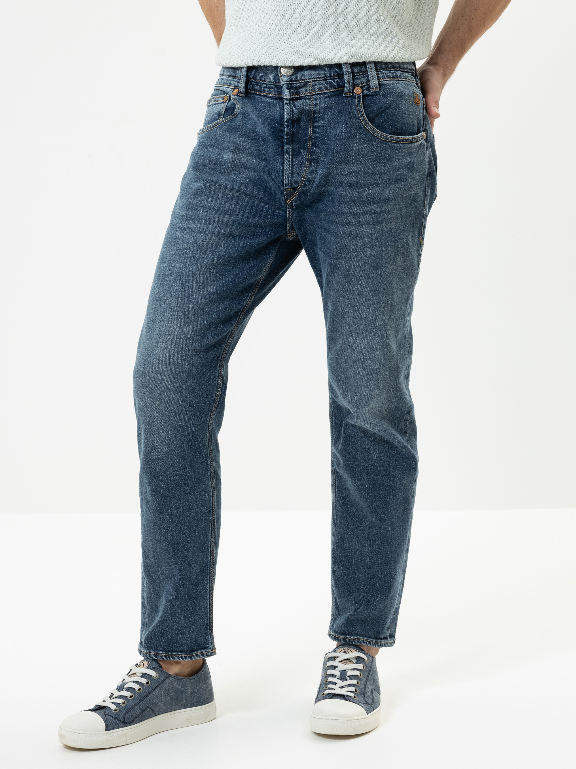 Modell Tucker Straight Jeans mit recycelter Baumwolle