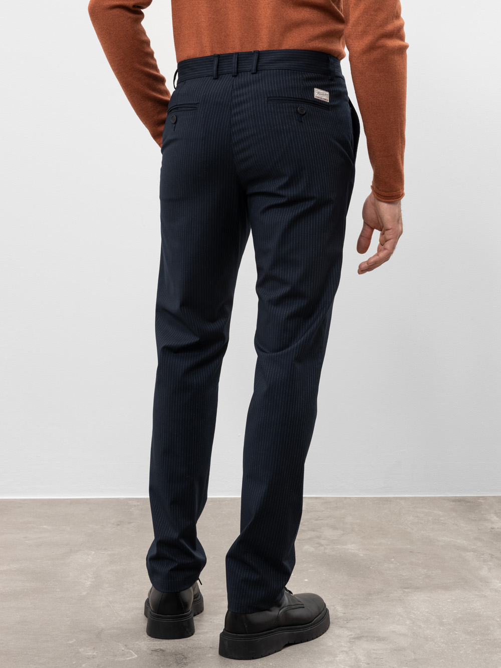 Modell Iver Hose mit Nadelstreifen