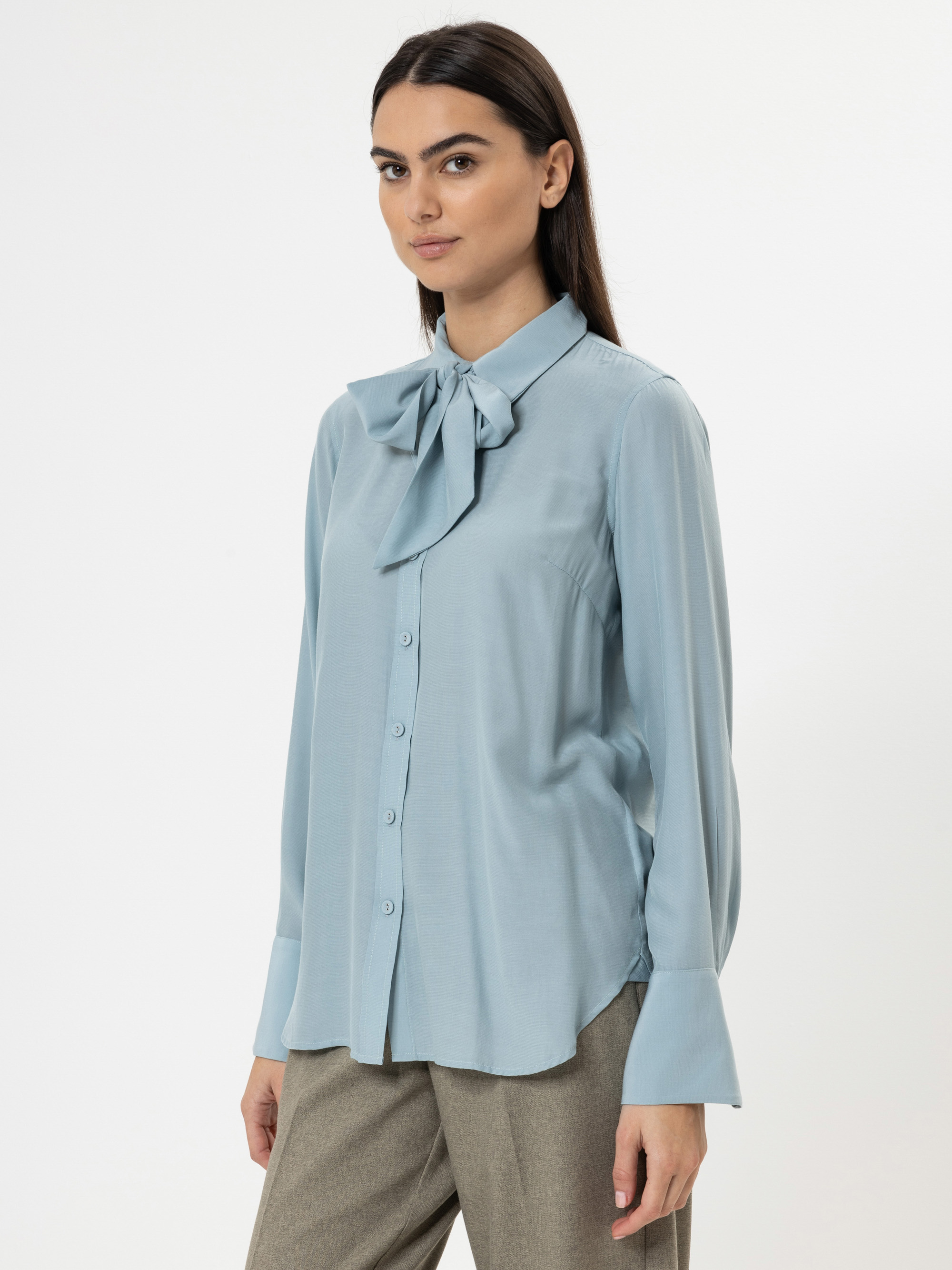 Modell Nicola Schluppenbluse