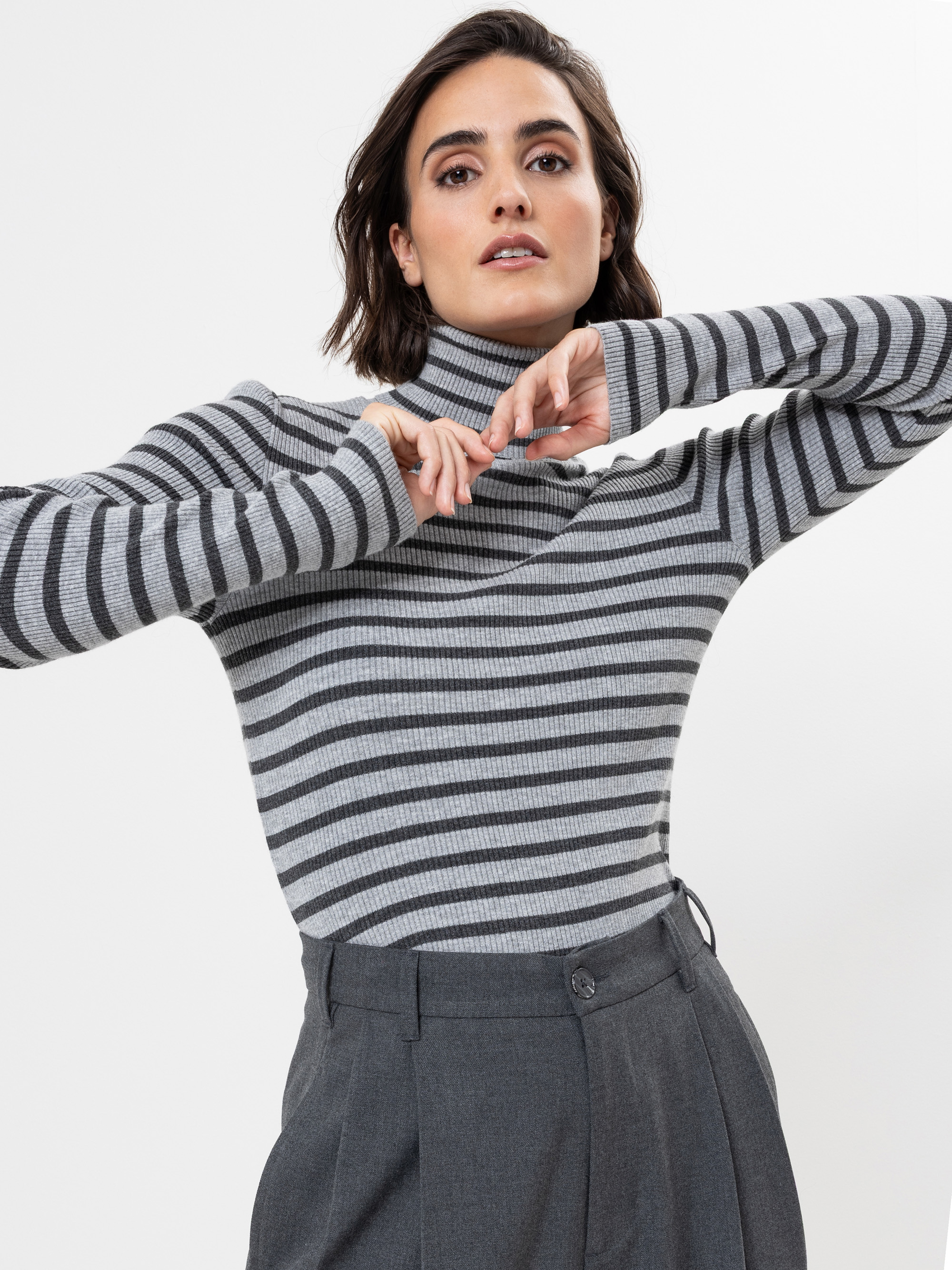 Modell  Sinah Rollkragenpullover