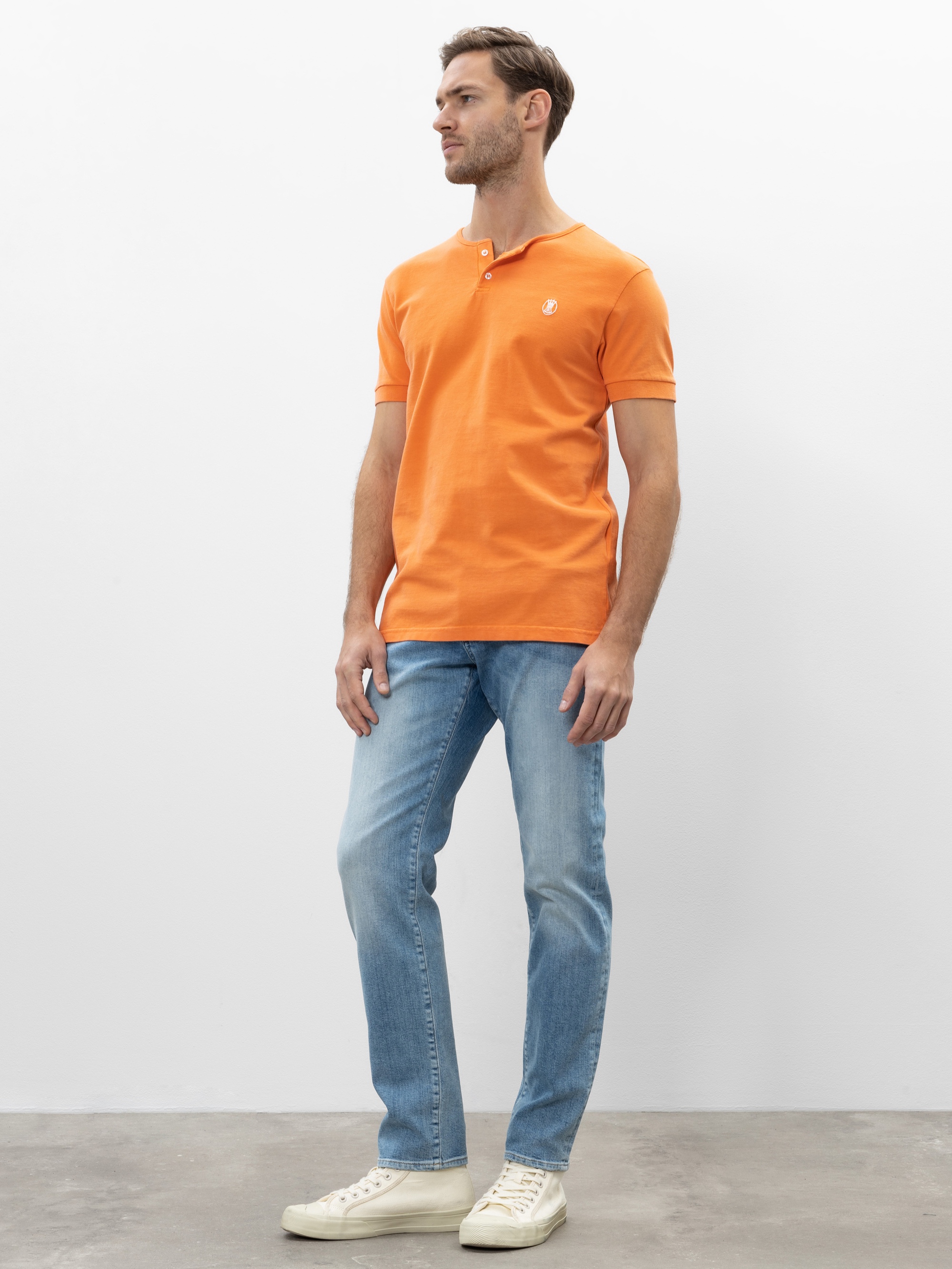 Modell  Tyler Tapered Jeans mit recycelter Baumwolle