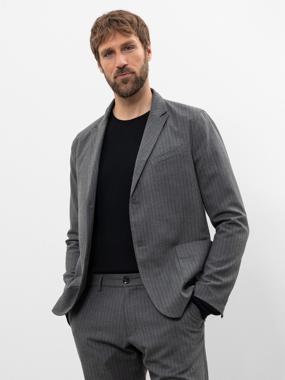 Modell Mark Sakko mit Nadelstreifen