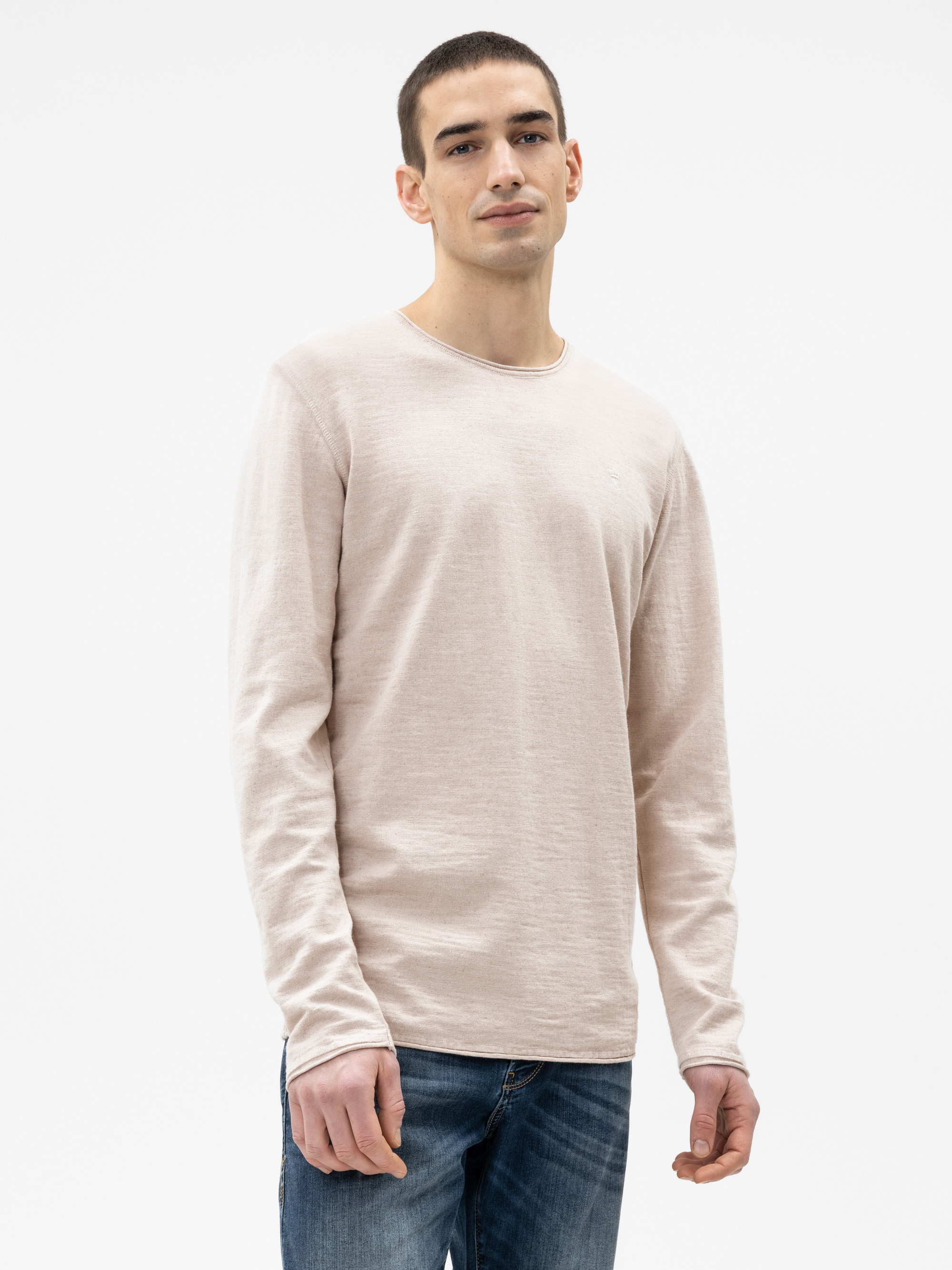 Modell  Til Feinstrickpullover aus Baumwolle und Leinen