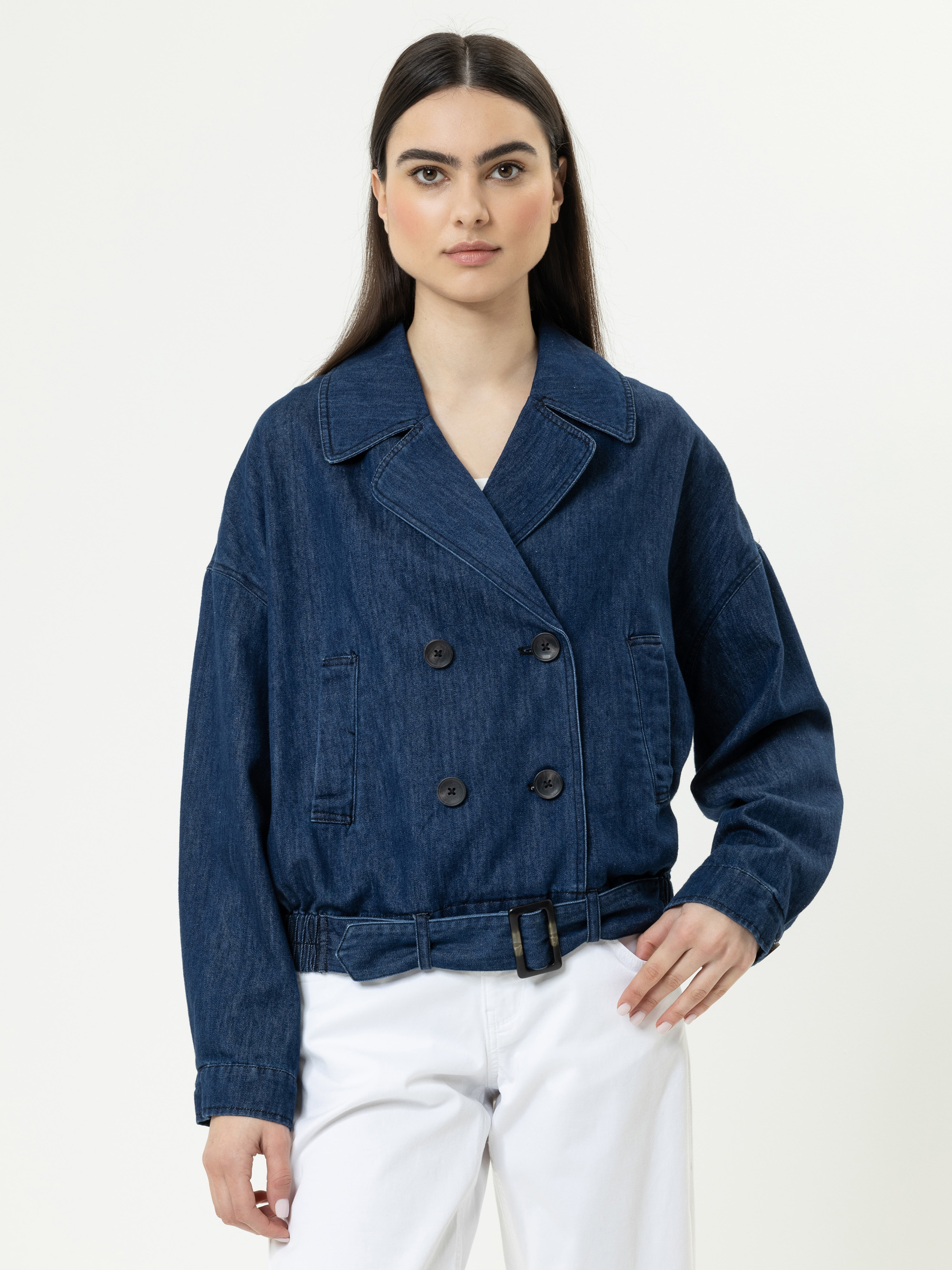 Modell  Livana Trenchjacke