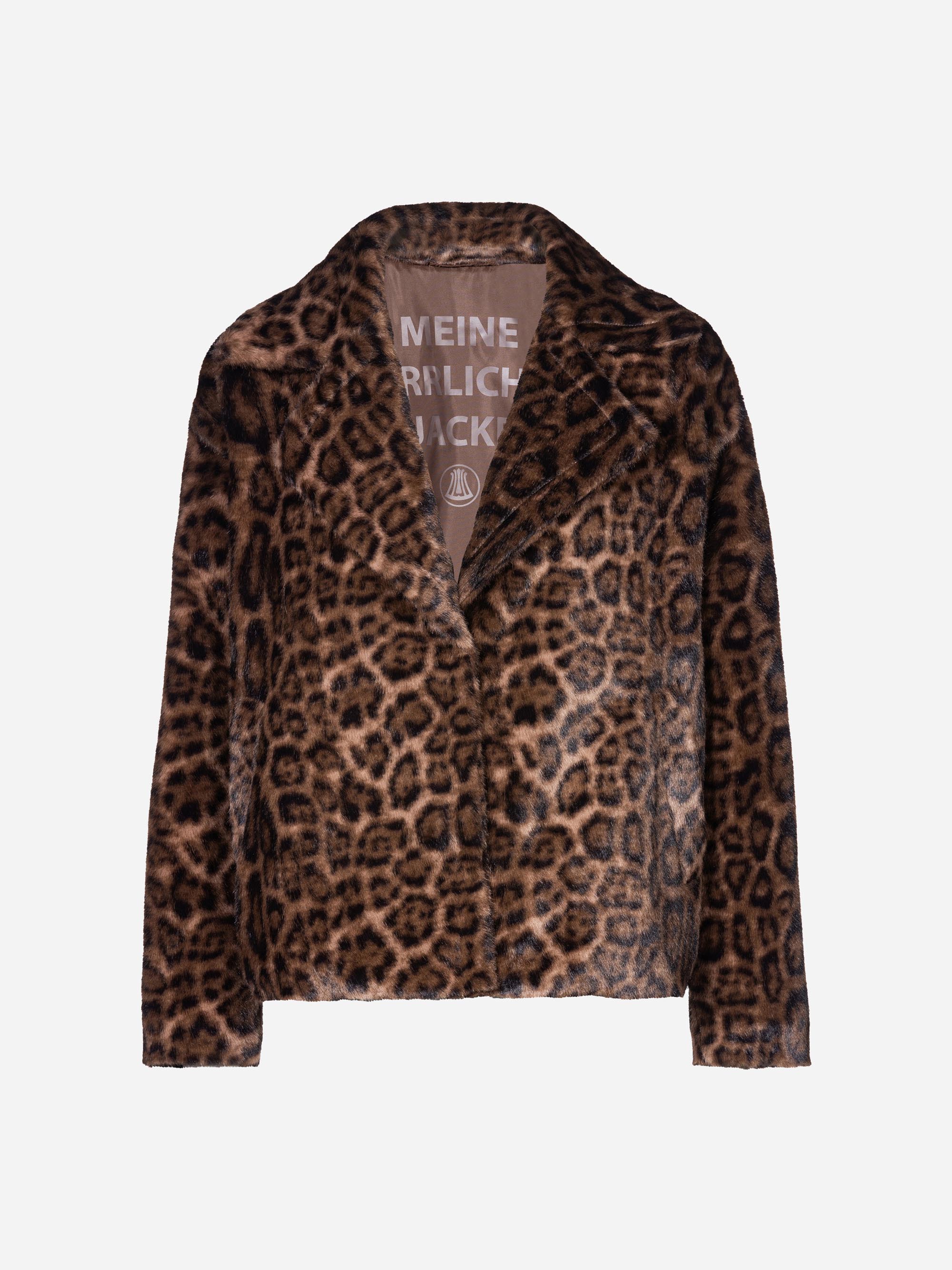 Modell Tanny Felljacke mit Leomuster