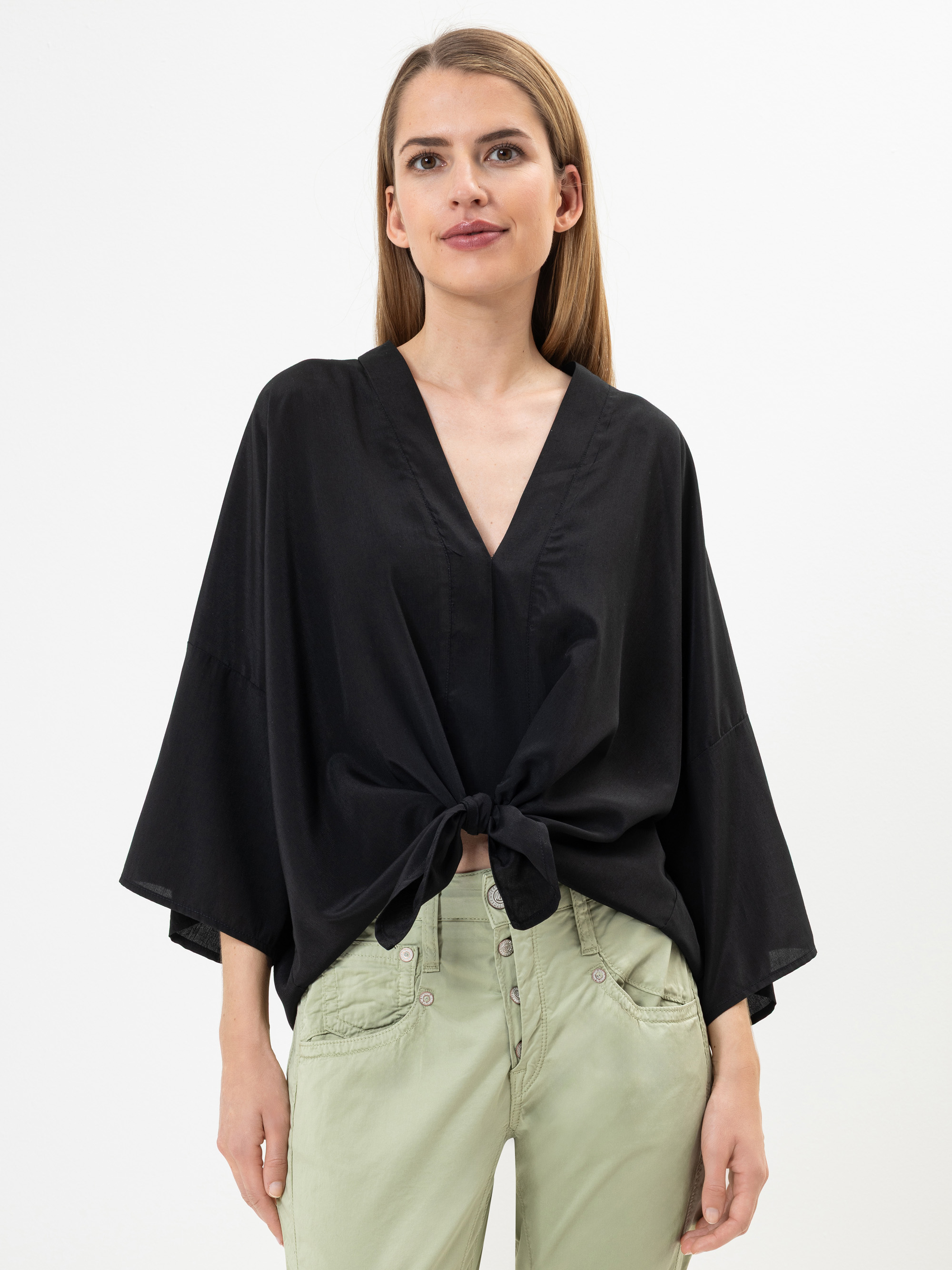 Modell Lorelle Bluse zum Knoten