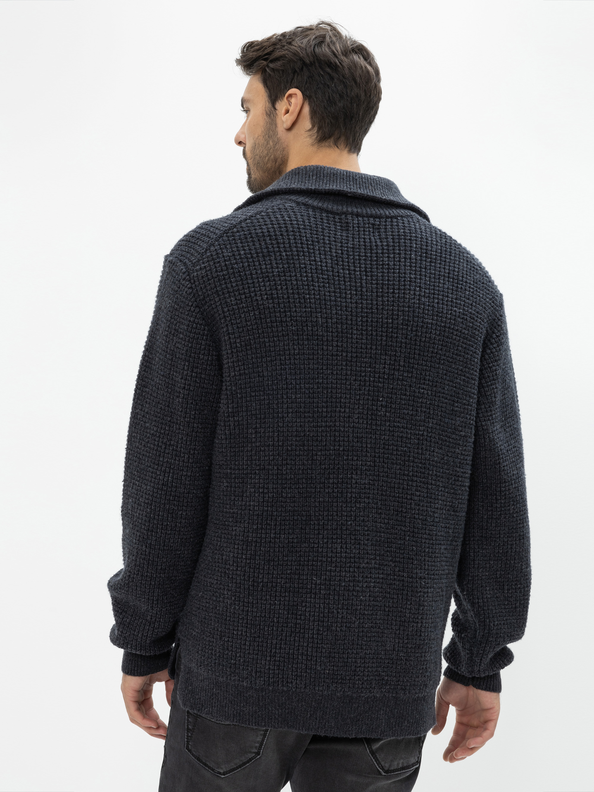 Modell Owen Troyer Pullover