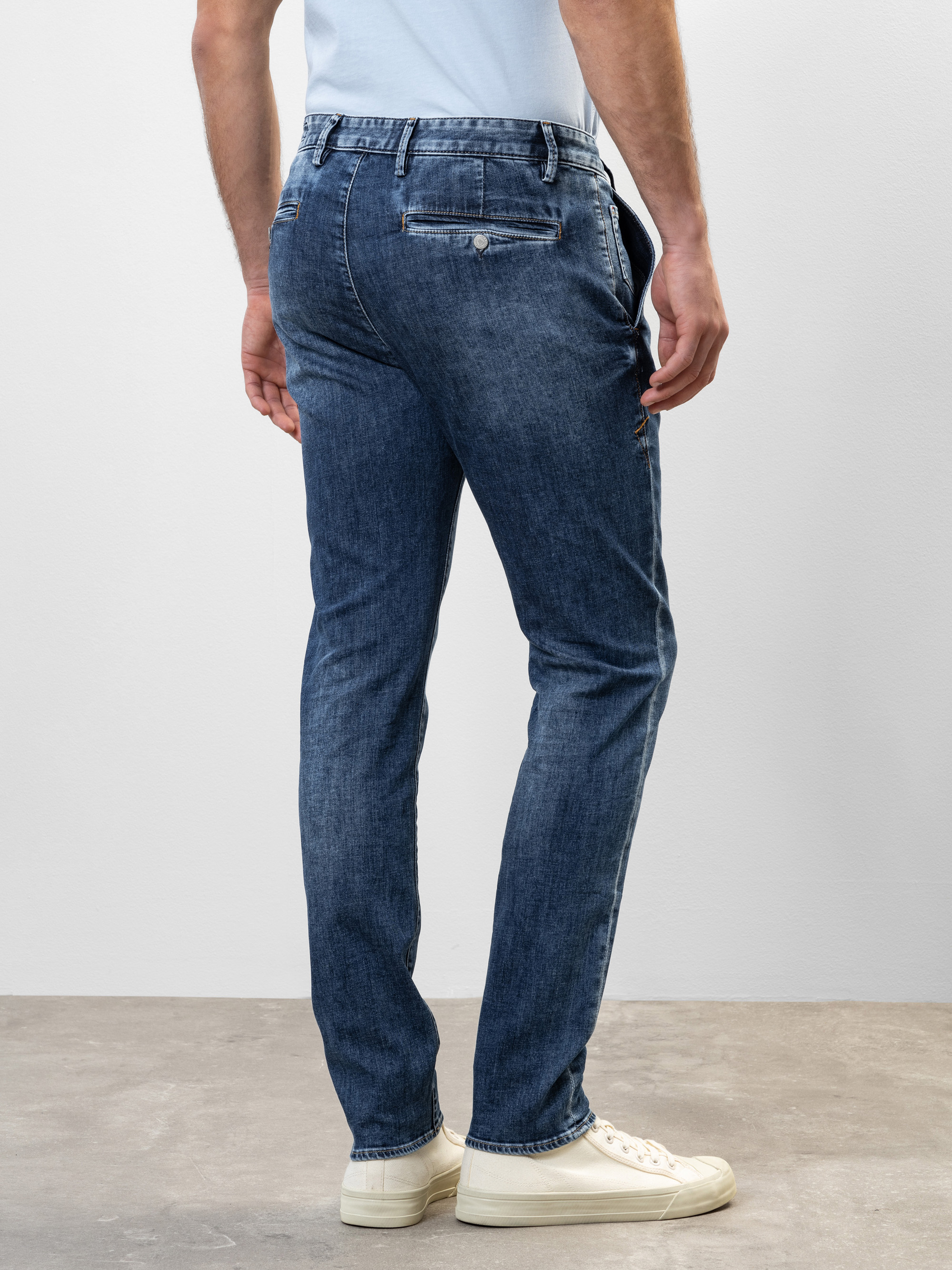 Modell Iver Wurschti Chinohose aus Denim