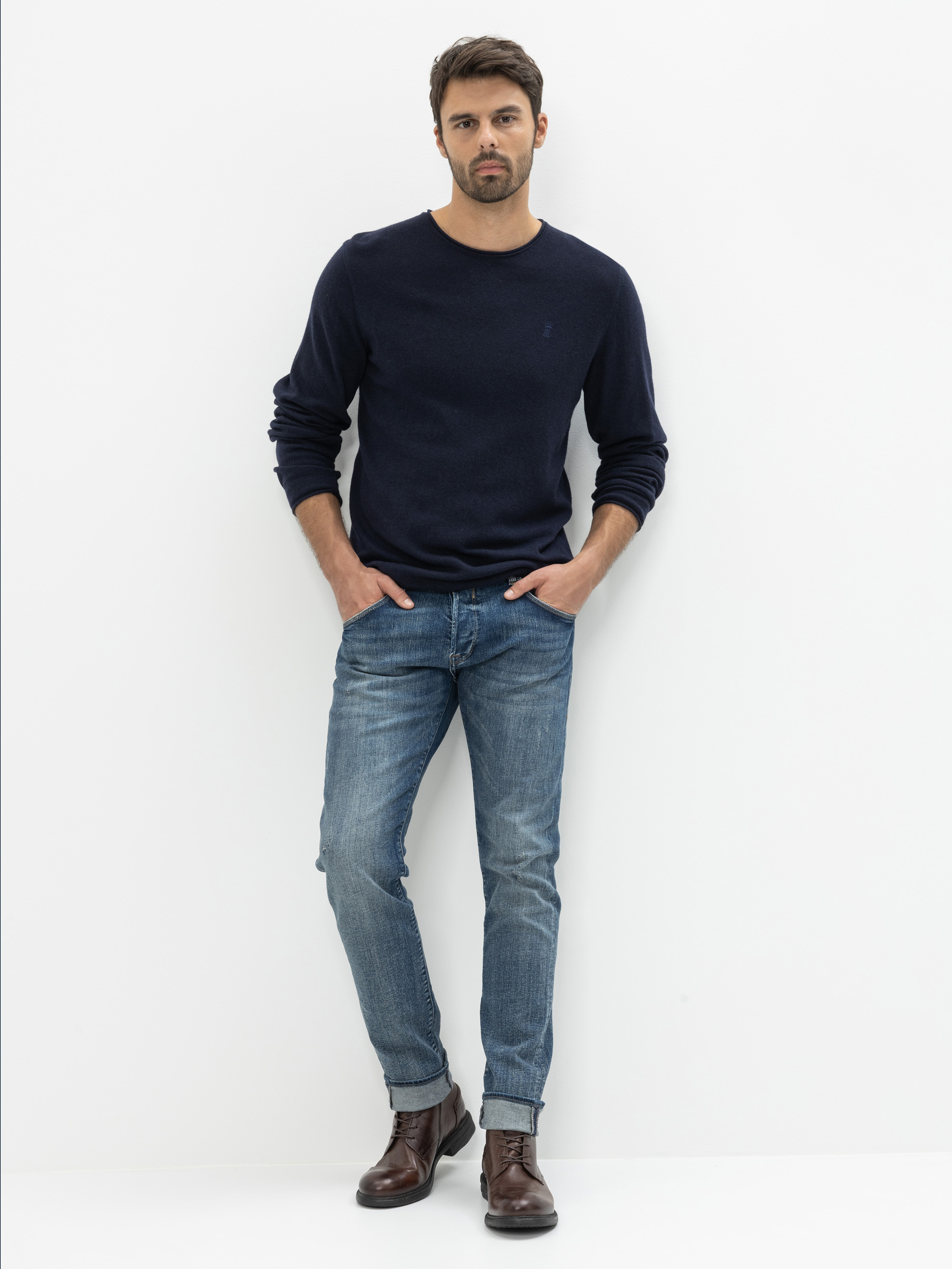 Modell Til Pullover mit recyceltem Kaschmir