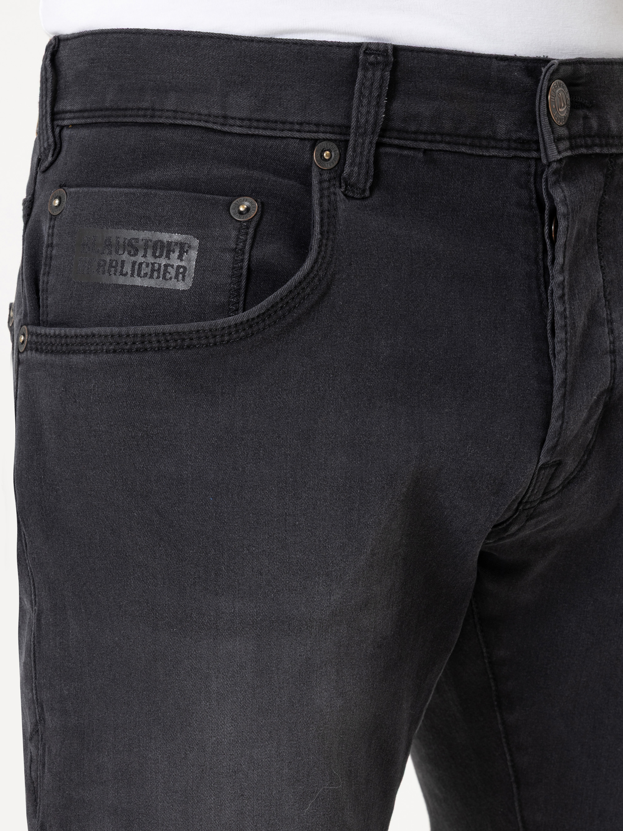 Modell Trade Slim Jeans aus Reused Denim