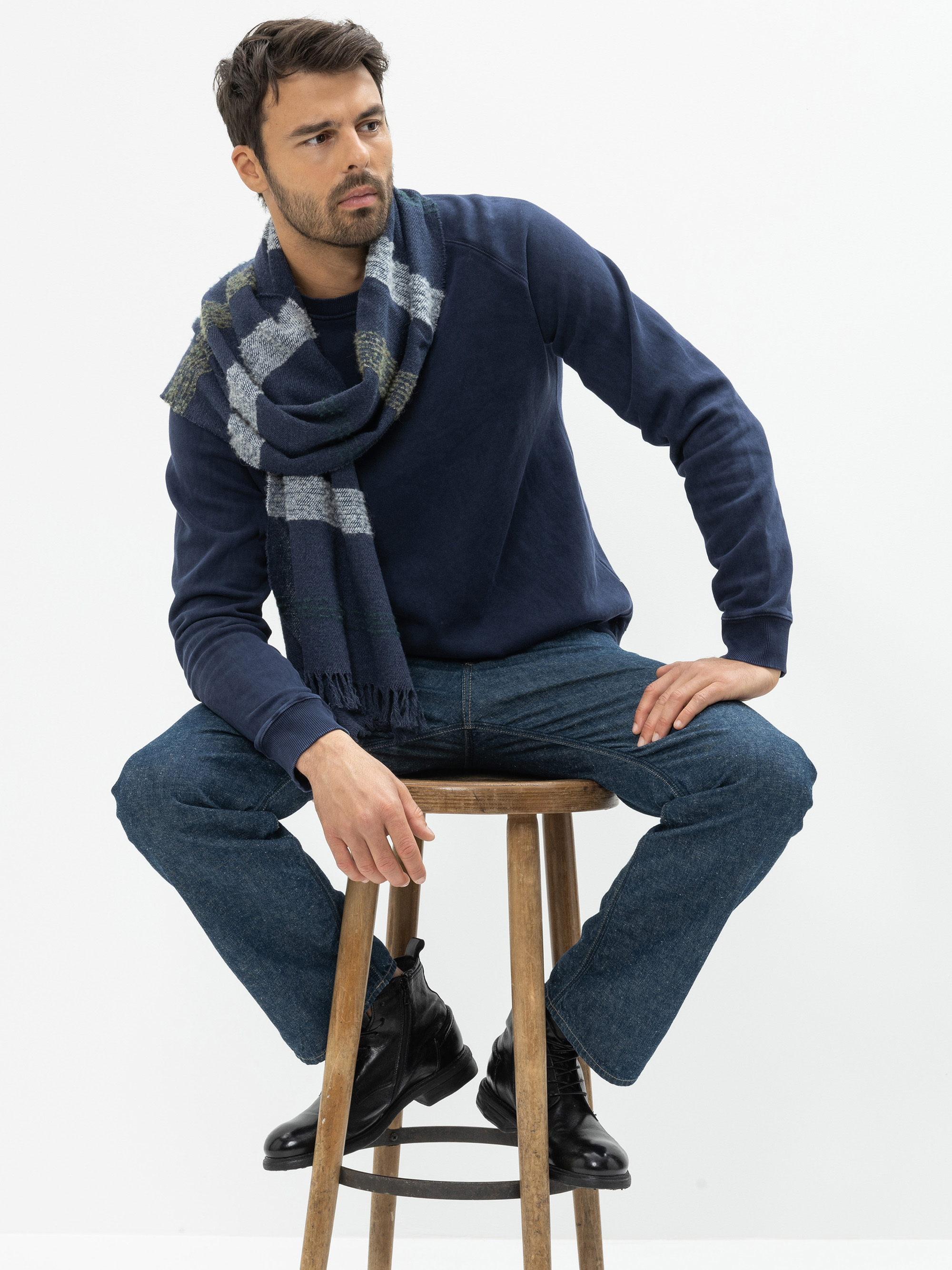 Modell  Isaac Schal mit Streifen