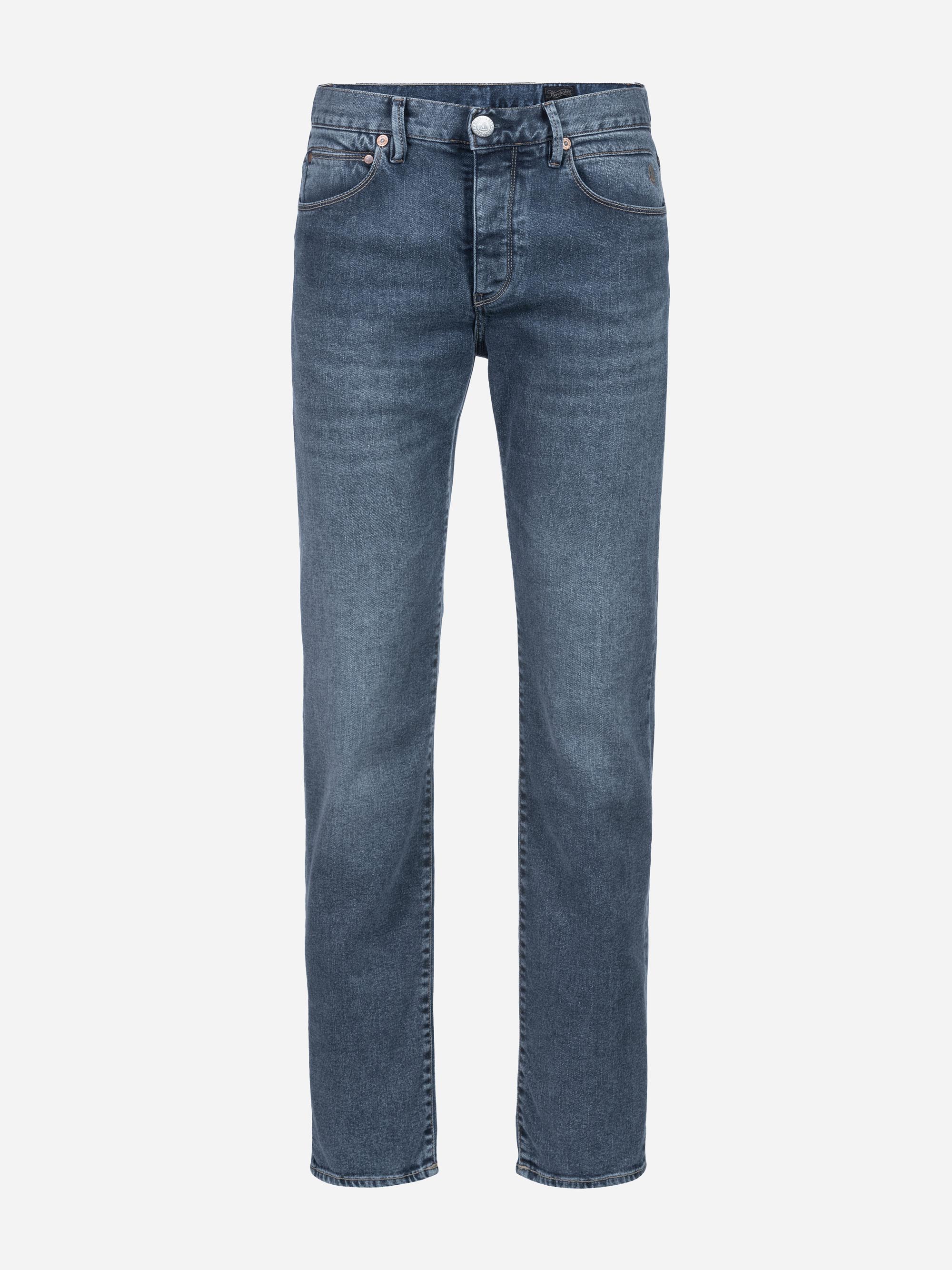 Modell Tyler Tapered Jeans mit recycelter Baumwolle