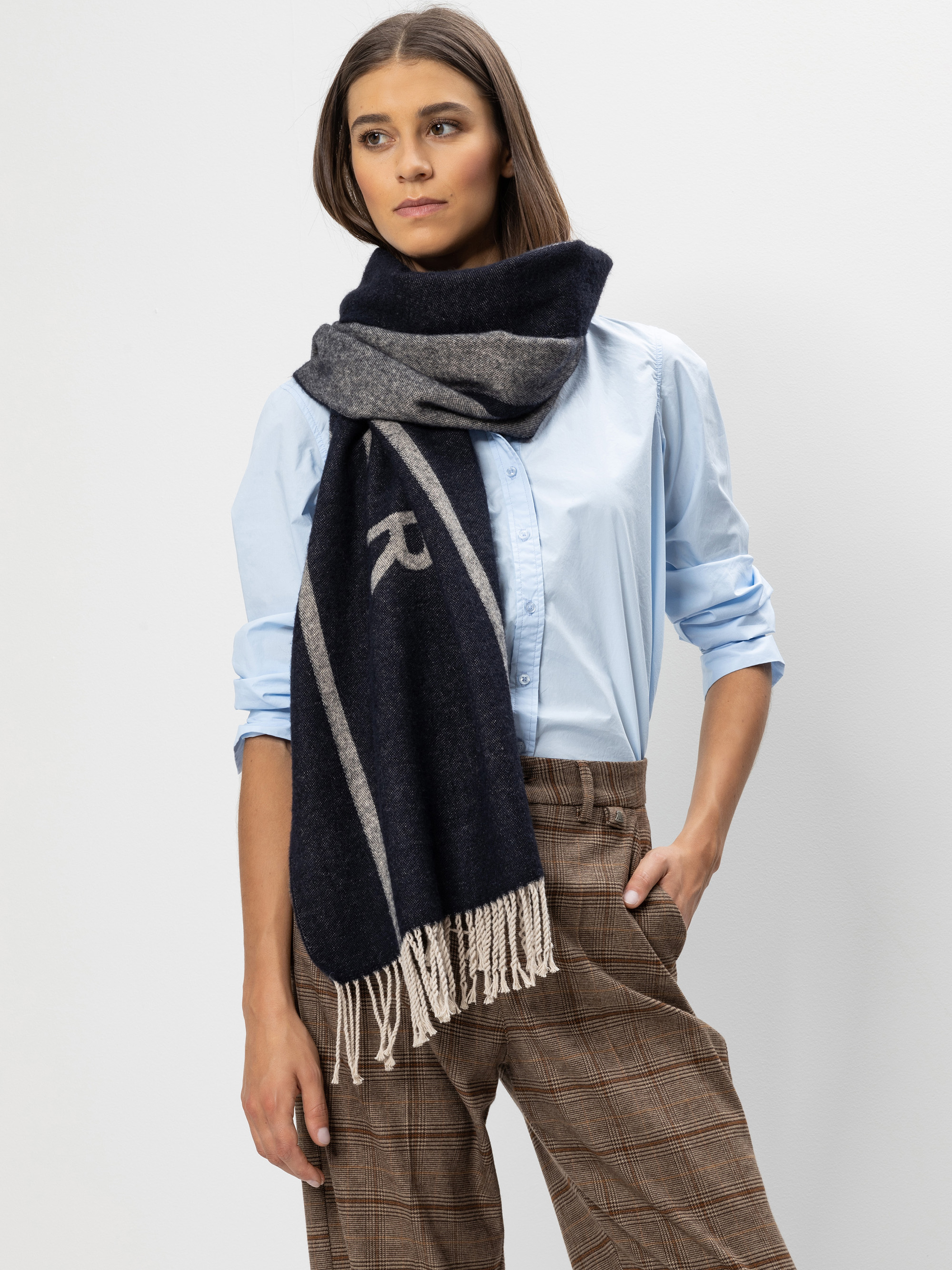 Modell Billy Wollschal mit Schriftzug