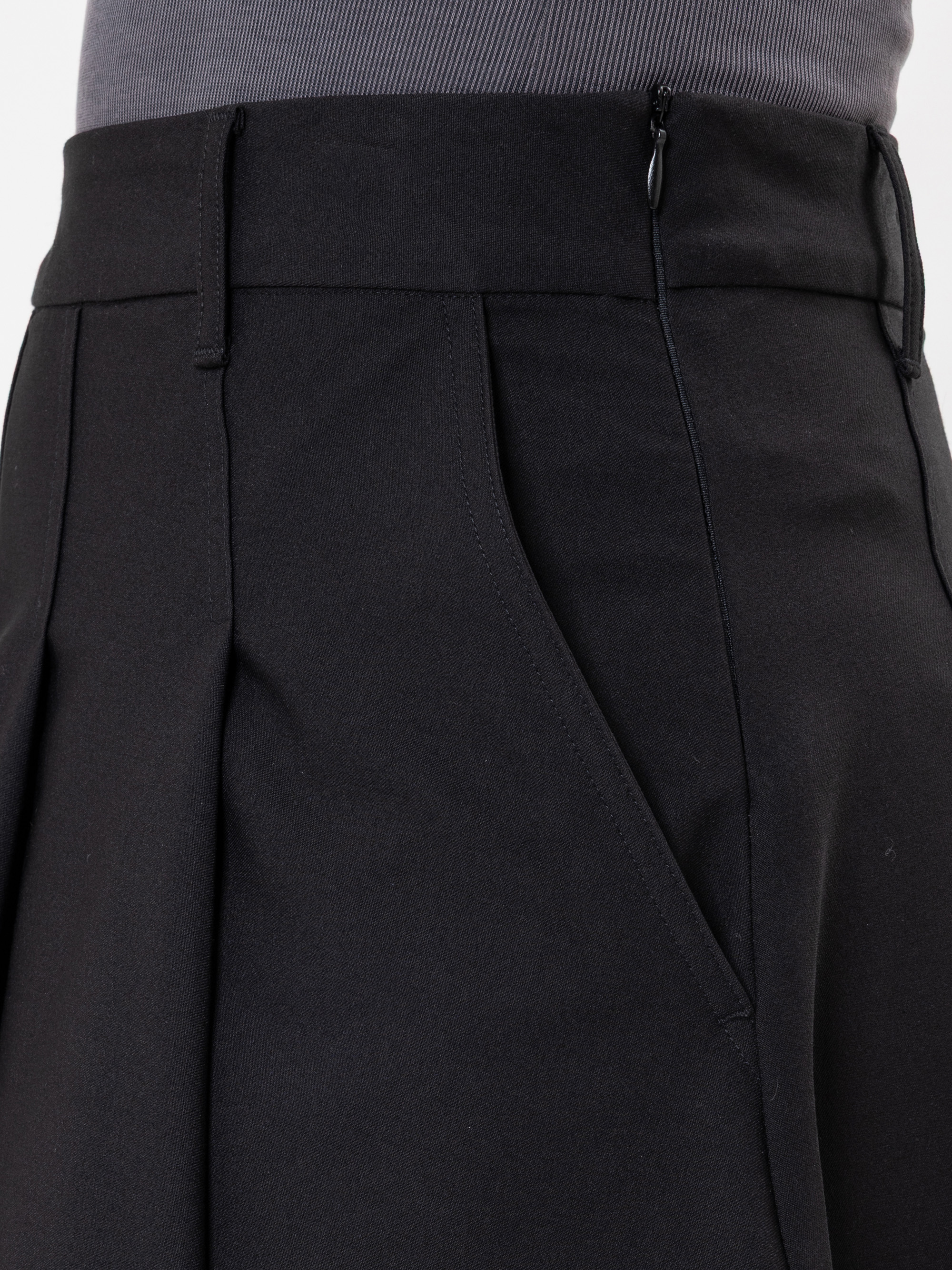 Modell Parvati Rock mit breiten Falten