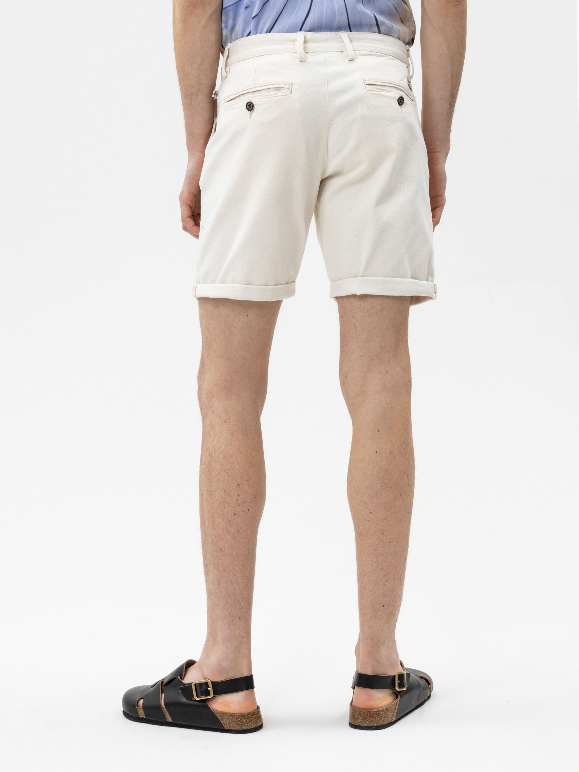 Modell  Iver Chinoshorts mit Bio-Baumwolle
