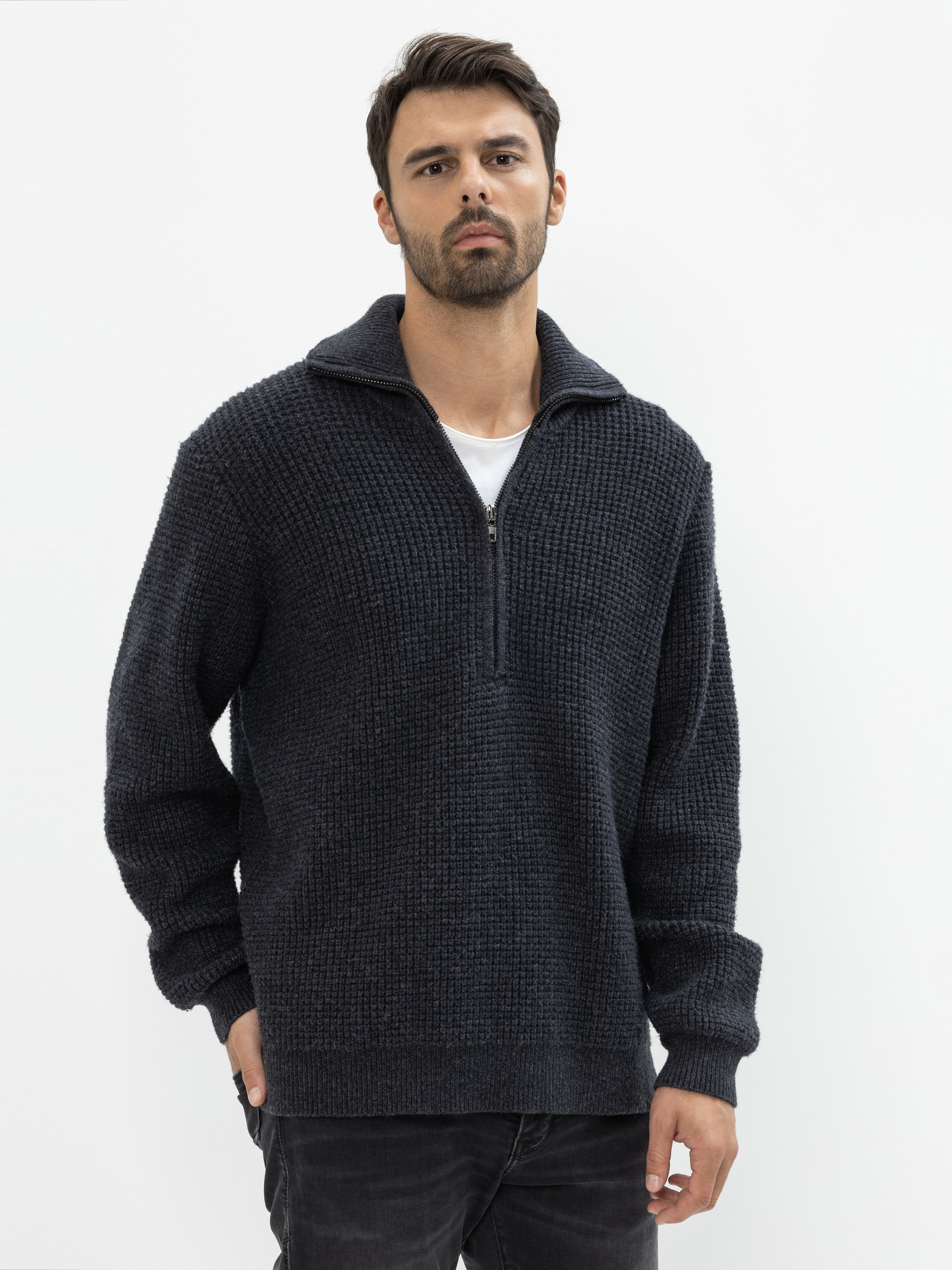 Modell Owen Troyer Pullover