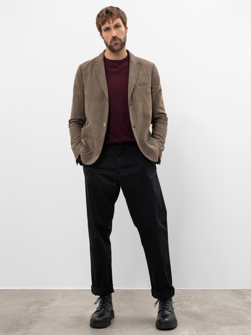 Modell  Mark Sakko mit Fischgrätmuster