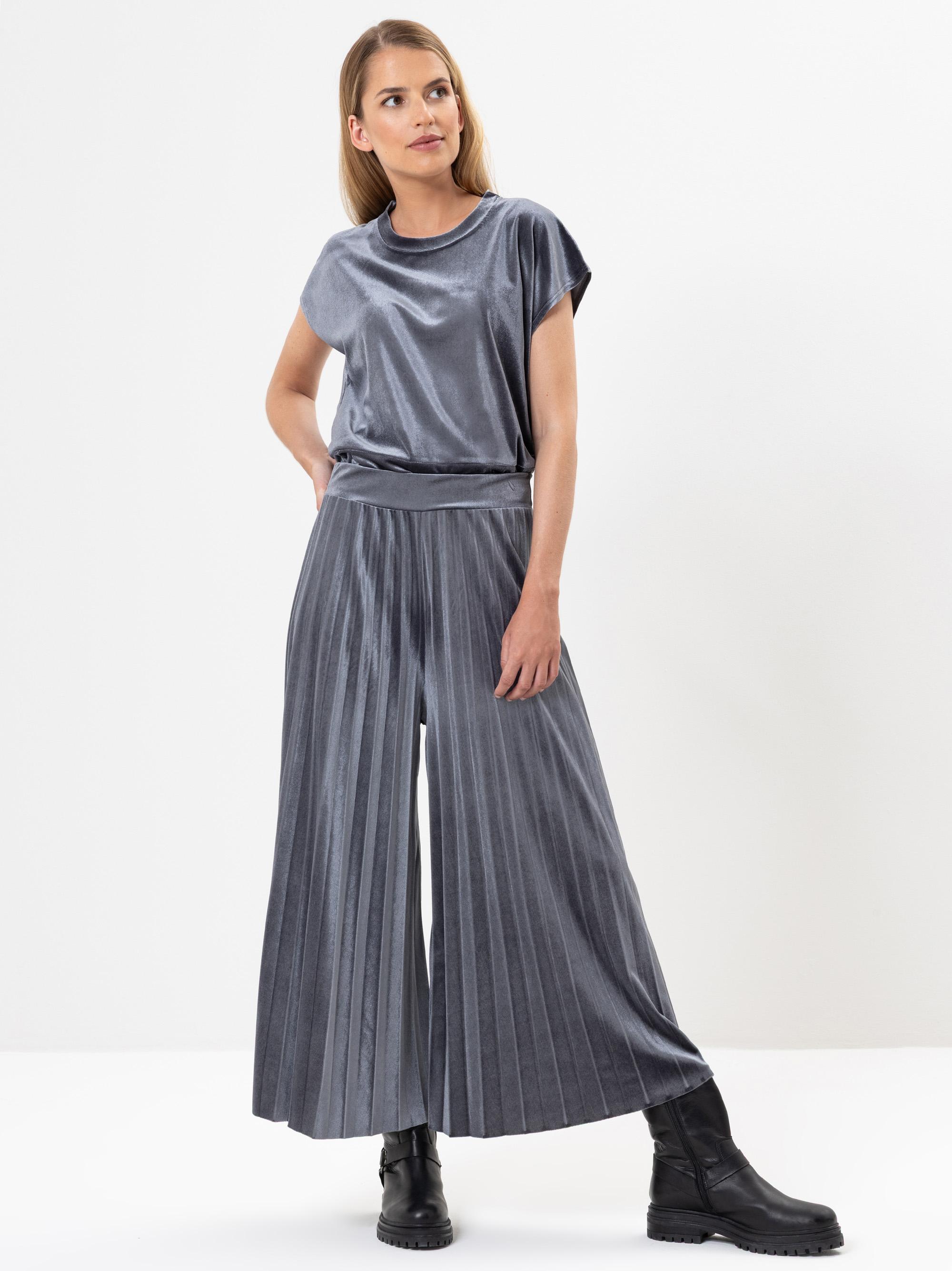 Modell Charu Hosenrock mit Plisseefalten