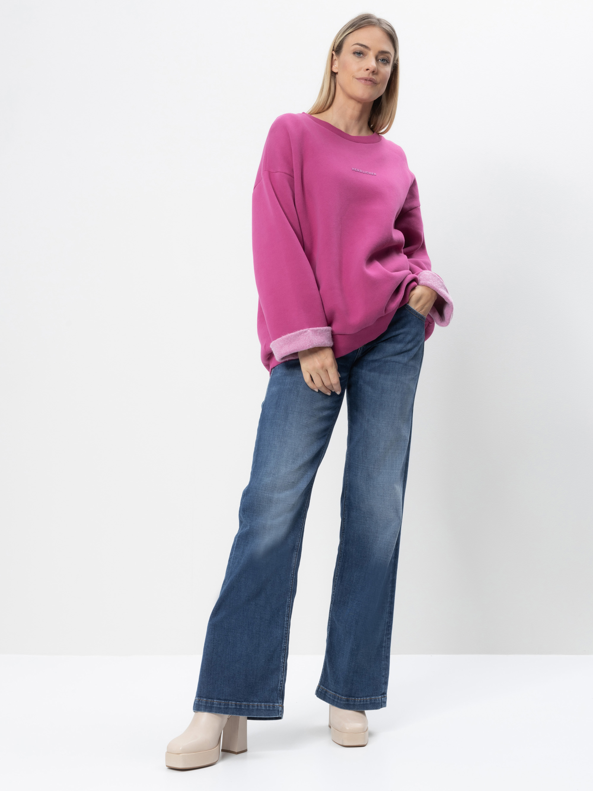Modell  Edna Flared Jeans mit Cashmere Touch und Bio-Baumwolle