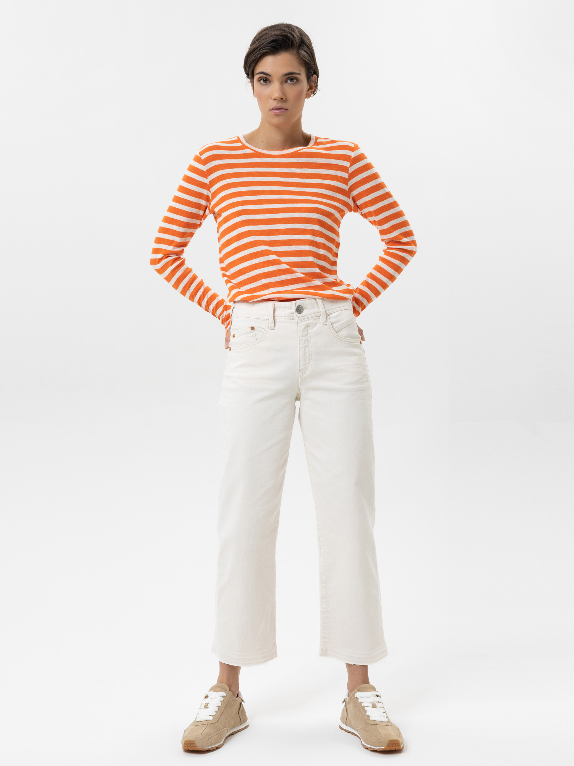 Modell Gila Sailor Cropped Jeans mit Bio-Baumwolle