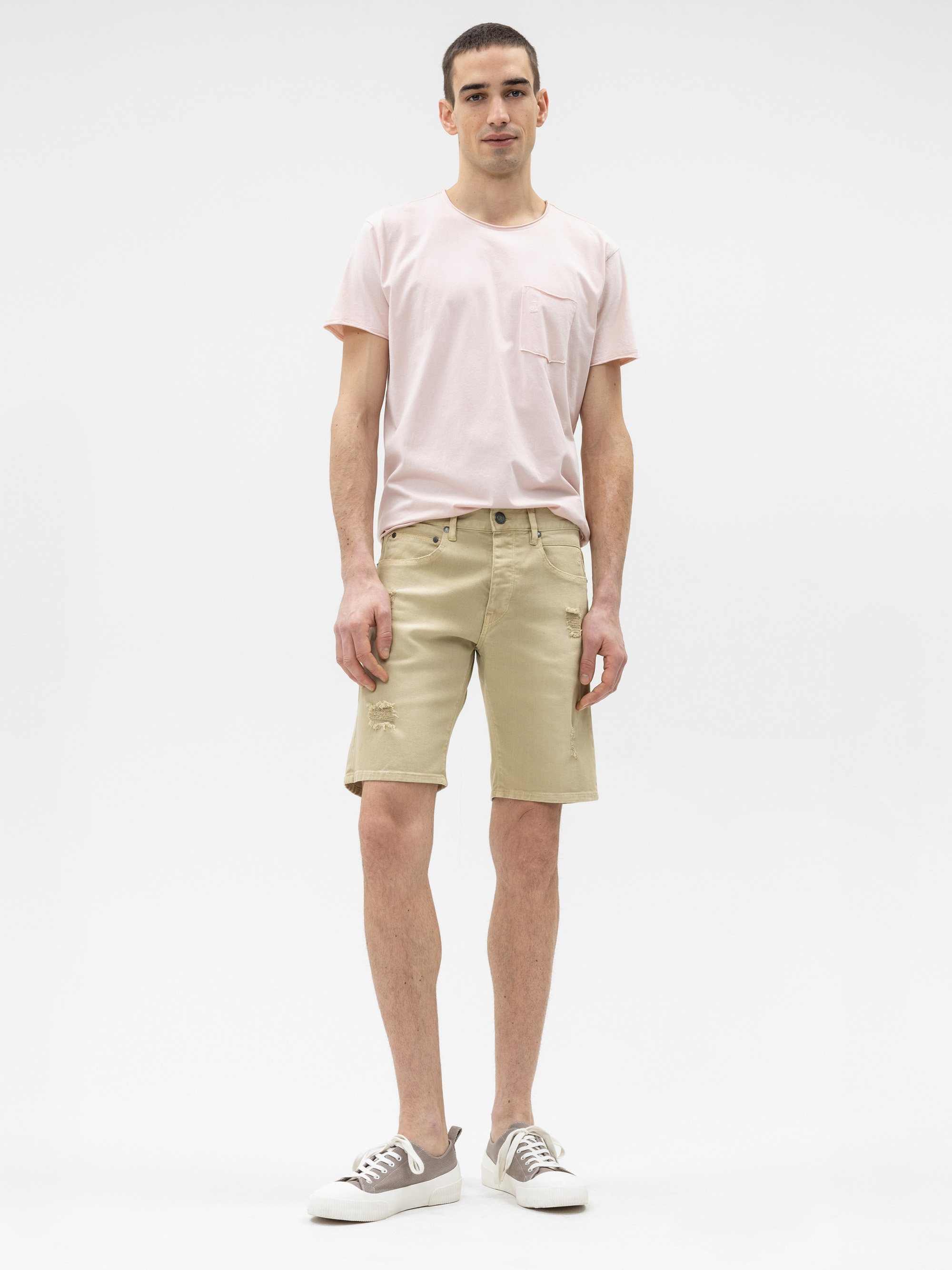 Modell Tyler Tapered Shorts mit Bio-Baumwolle