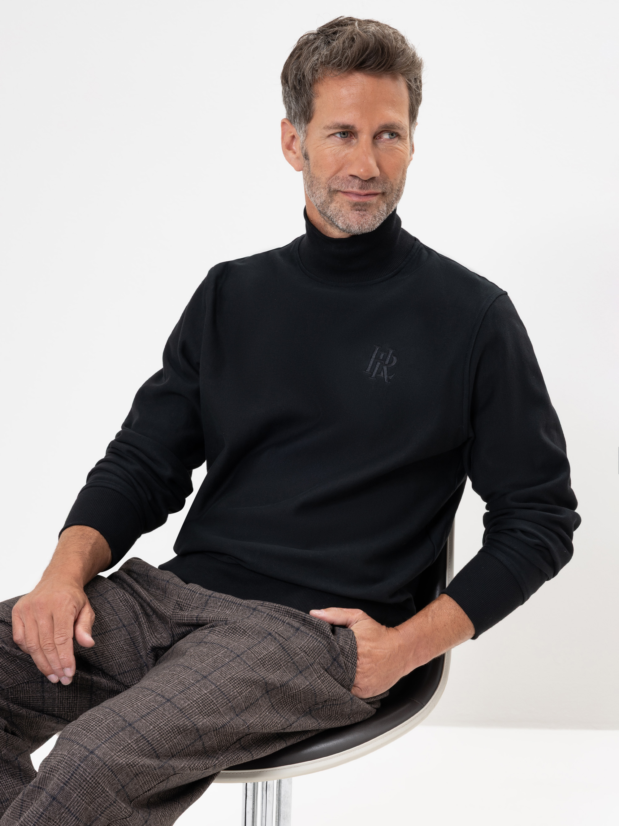 Modell  Edvardo Sweatshirt mit hohem Kragen