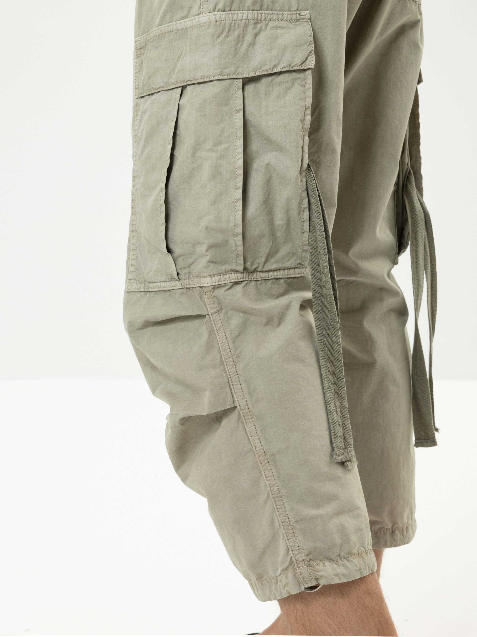 Modell  Rowan Cropped Cargo Hose