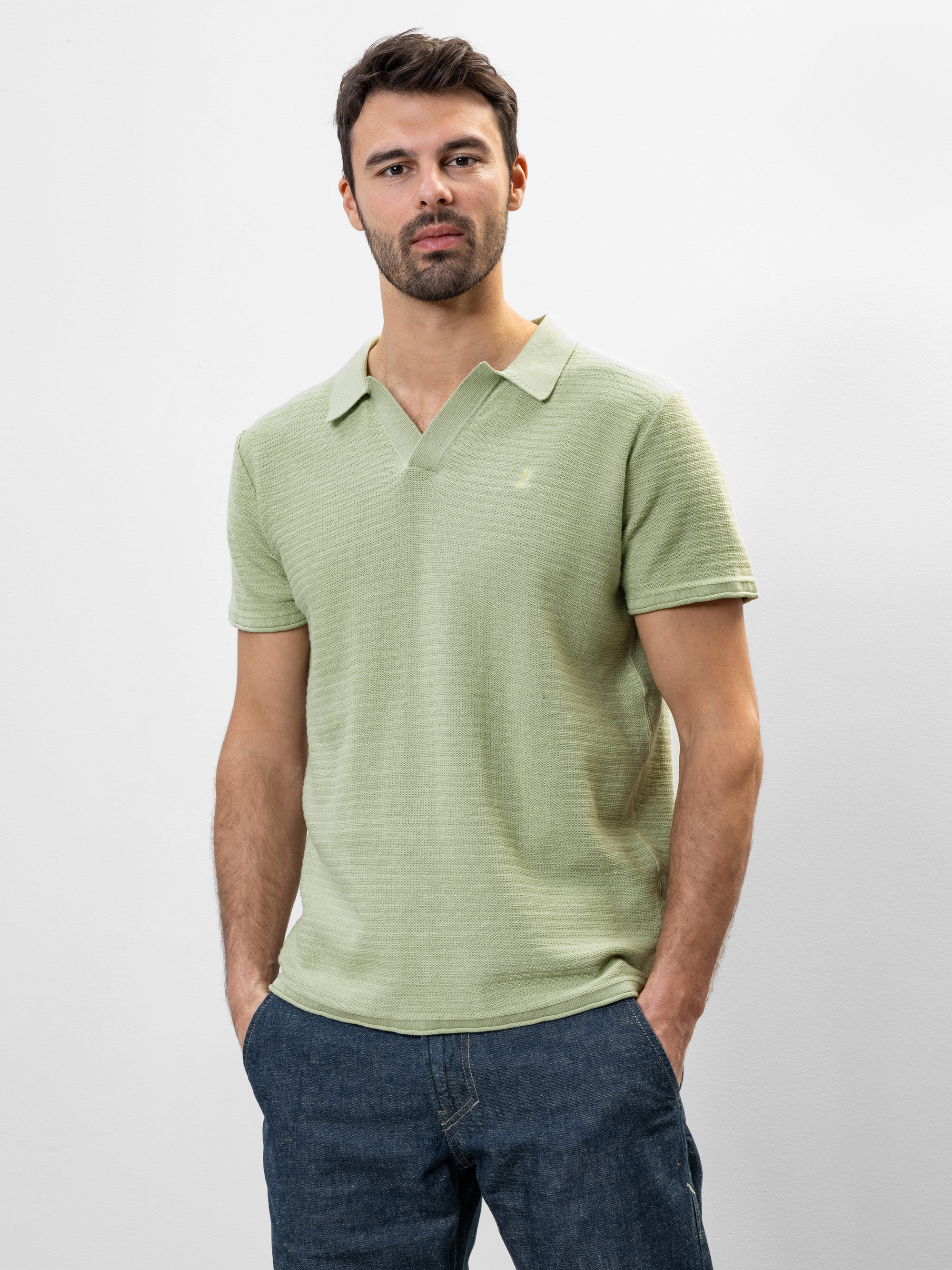 Modell Til Poloshirt aus gerippter Baumwolle