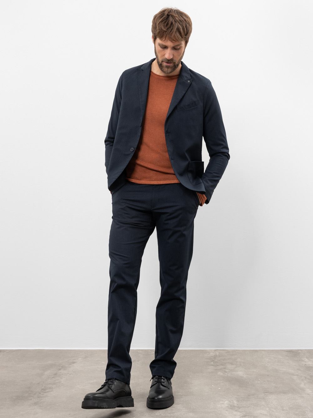 Modell Mark Sakko mit Nadelstreifen