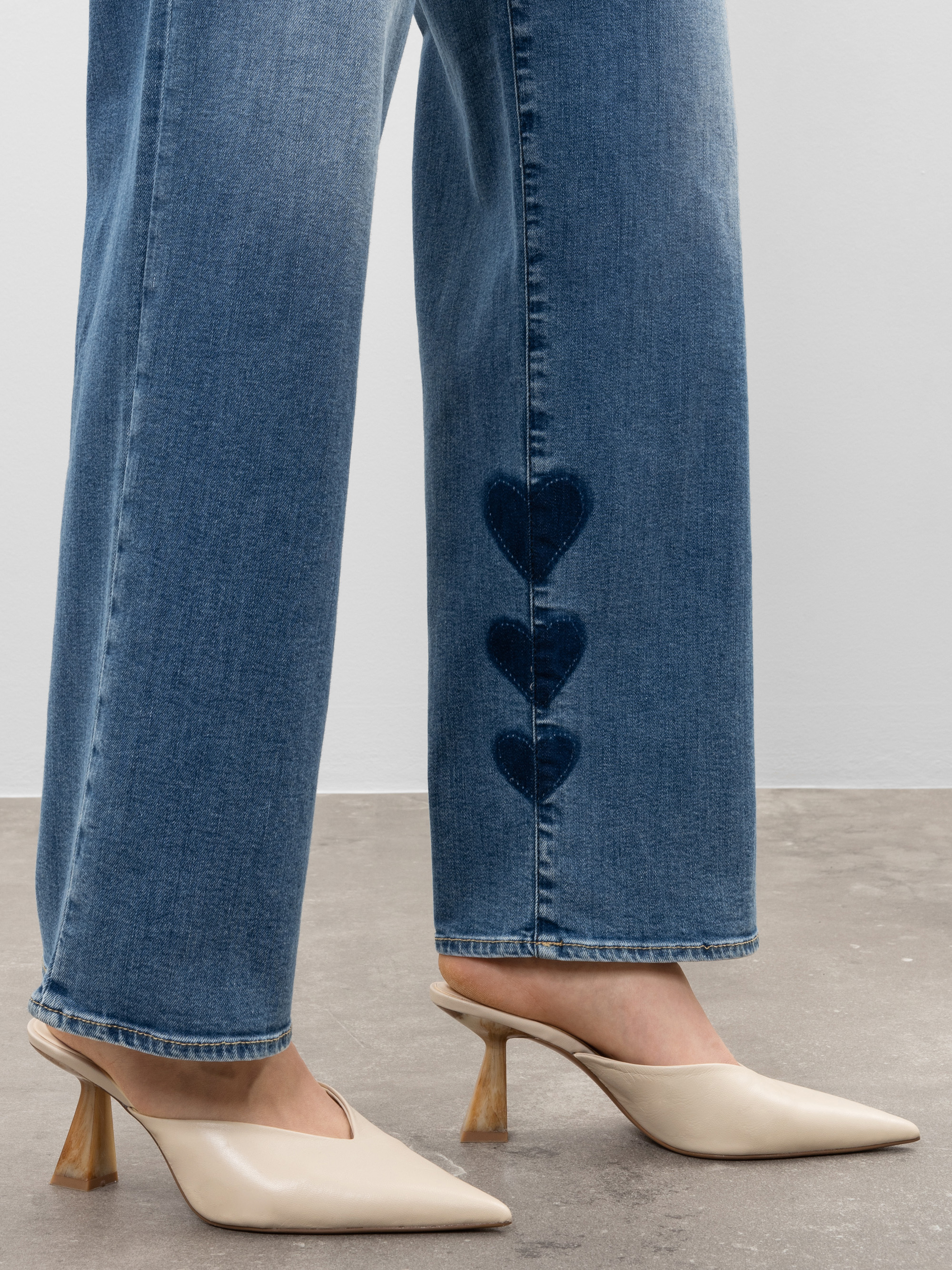 Modell Brooke Straight Jeans mit Cashmere Touch und Bio-Baumwolle