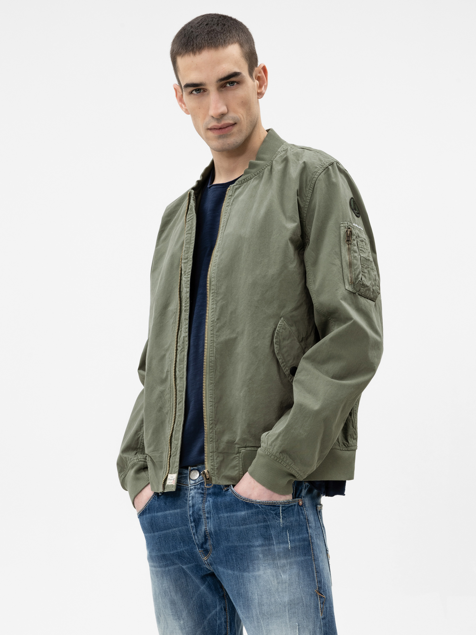 Modell Kieran MA-1 Bomberjacke aus Baumwolle