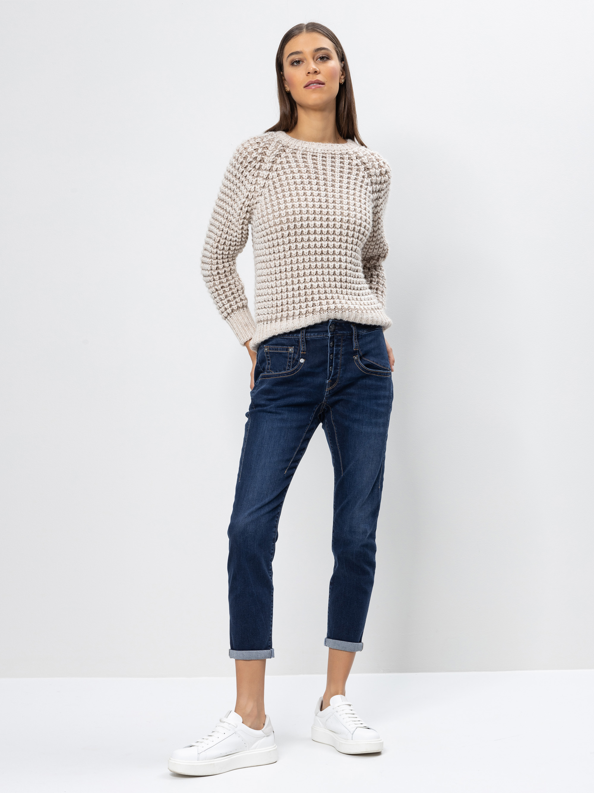 Modell Shyra Cropped Boyfriend Jeans mit Bio-Baumwolle