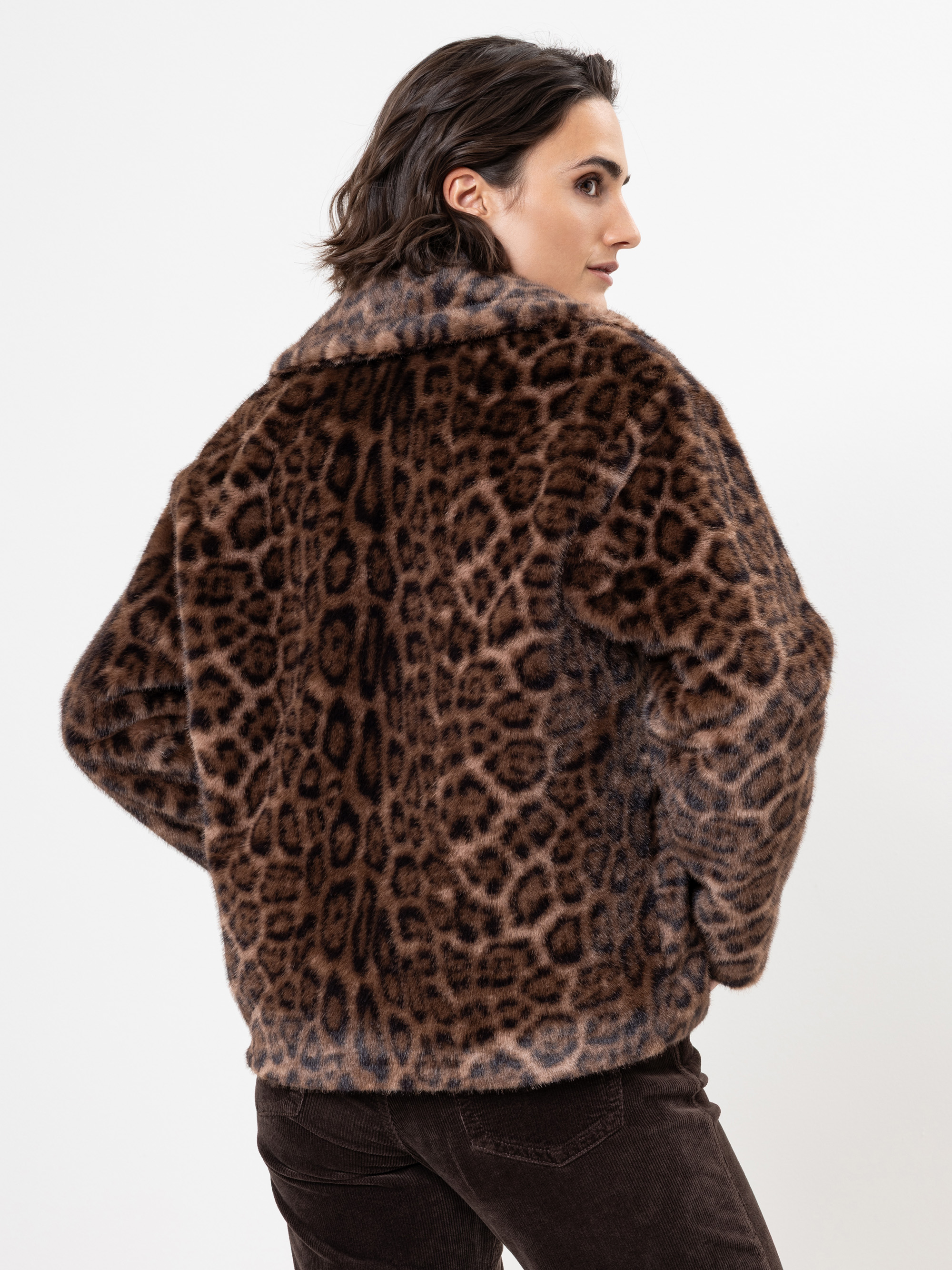 Modell Tanny Felljacke mit Leomuster