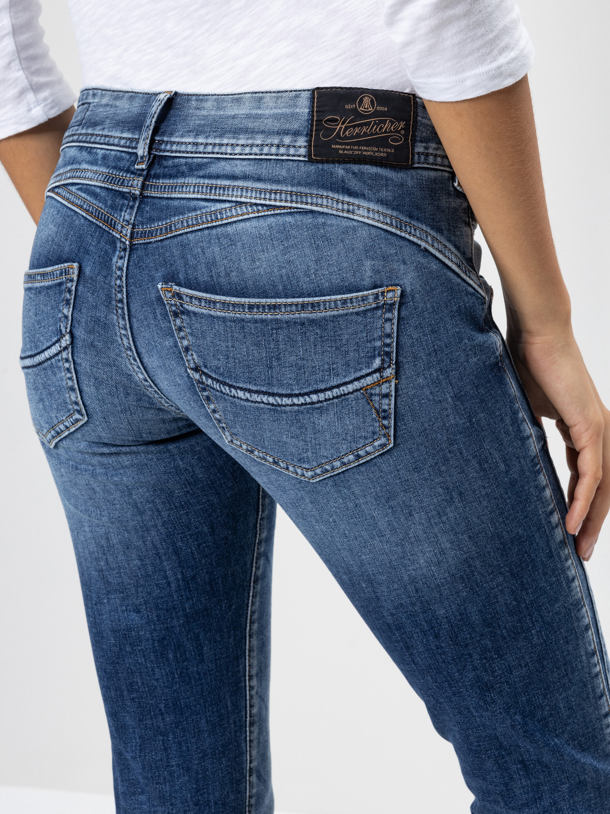 Modell Gila Slim Jeans mit recycelter Baumwolle