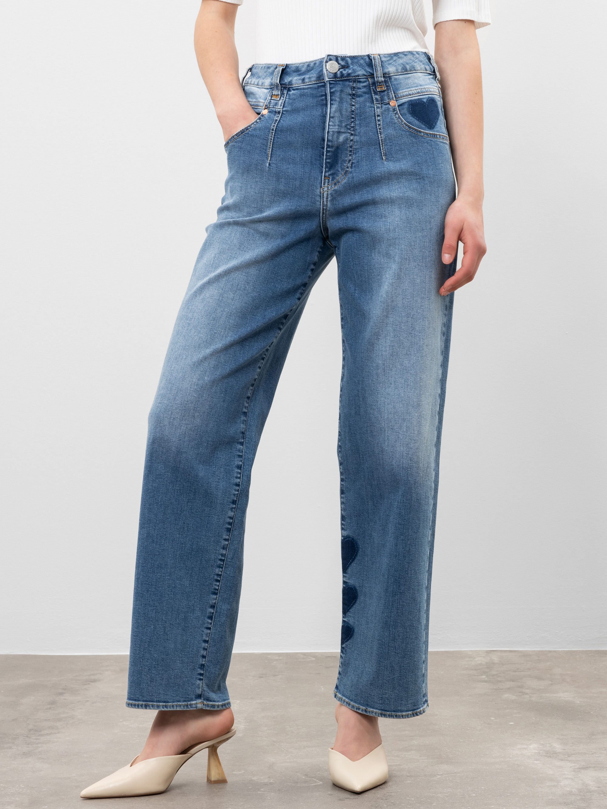 Modell Brooke Straight Jeans mit Cashmere Touch und Bio-Baumwolle