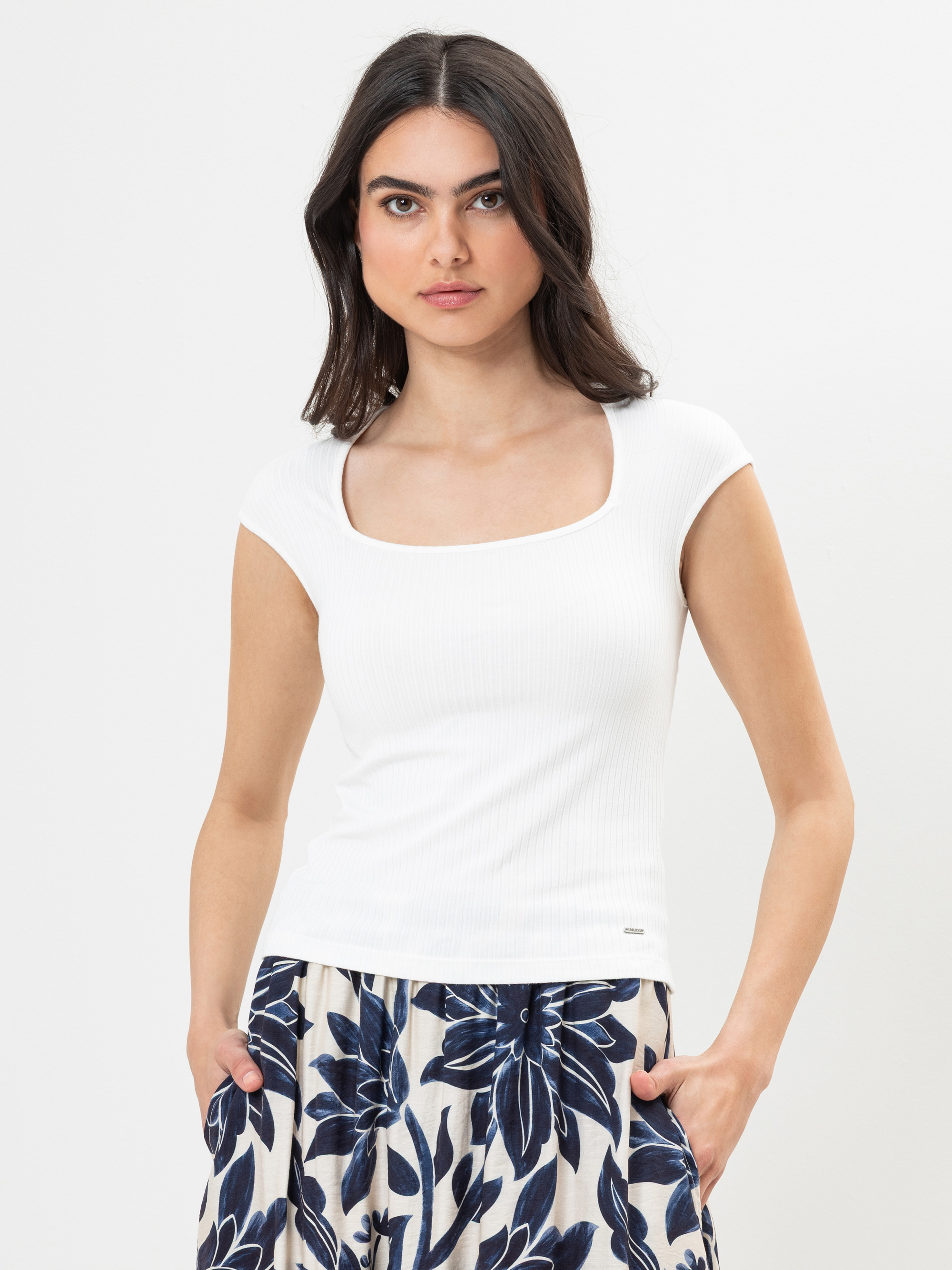 Modell Madilyn Feinripp T-Shirt