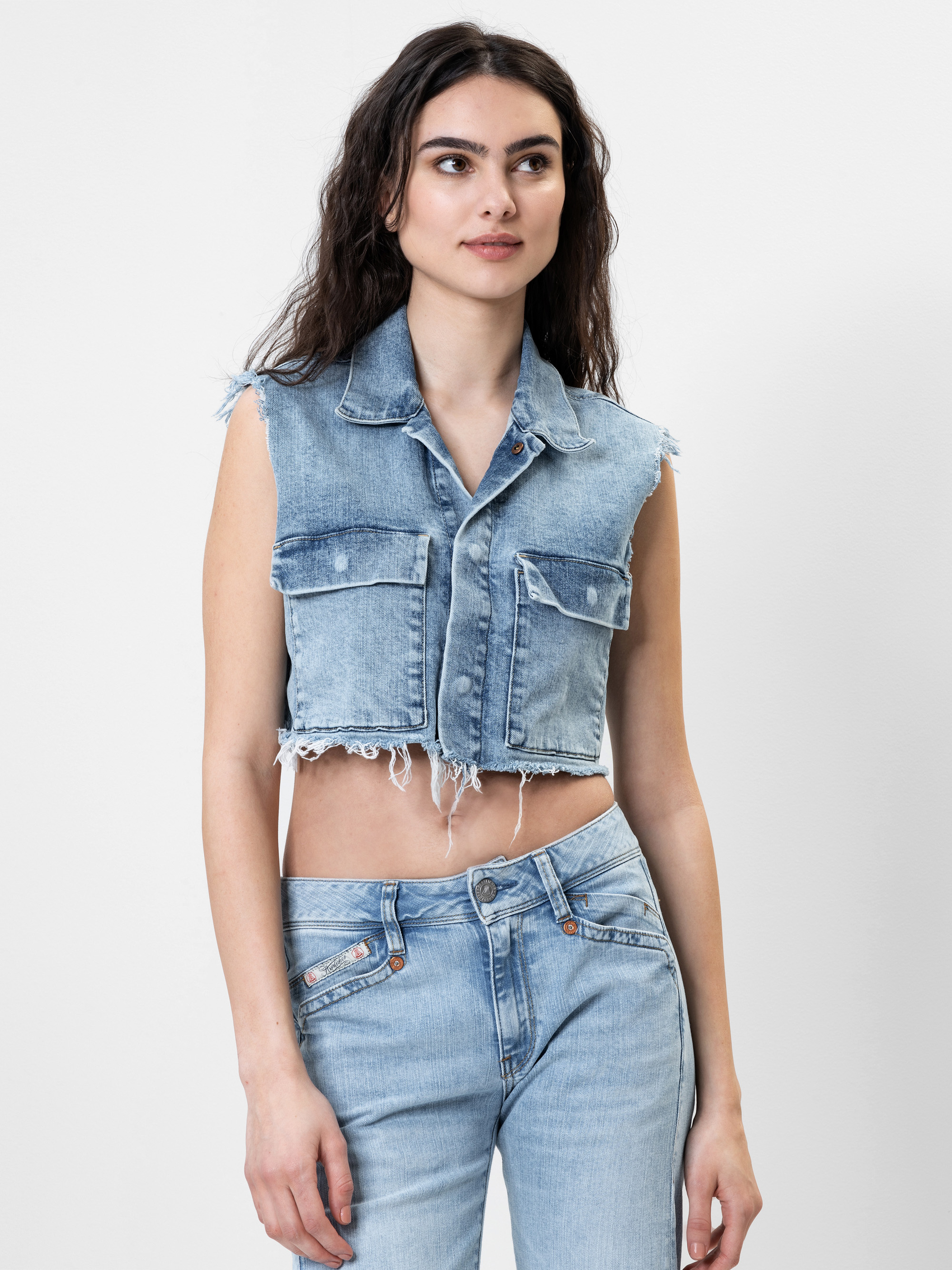 Modell  Laurine Jeansweste mit recycelter Baumwolle