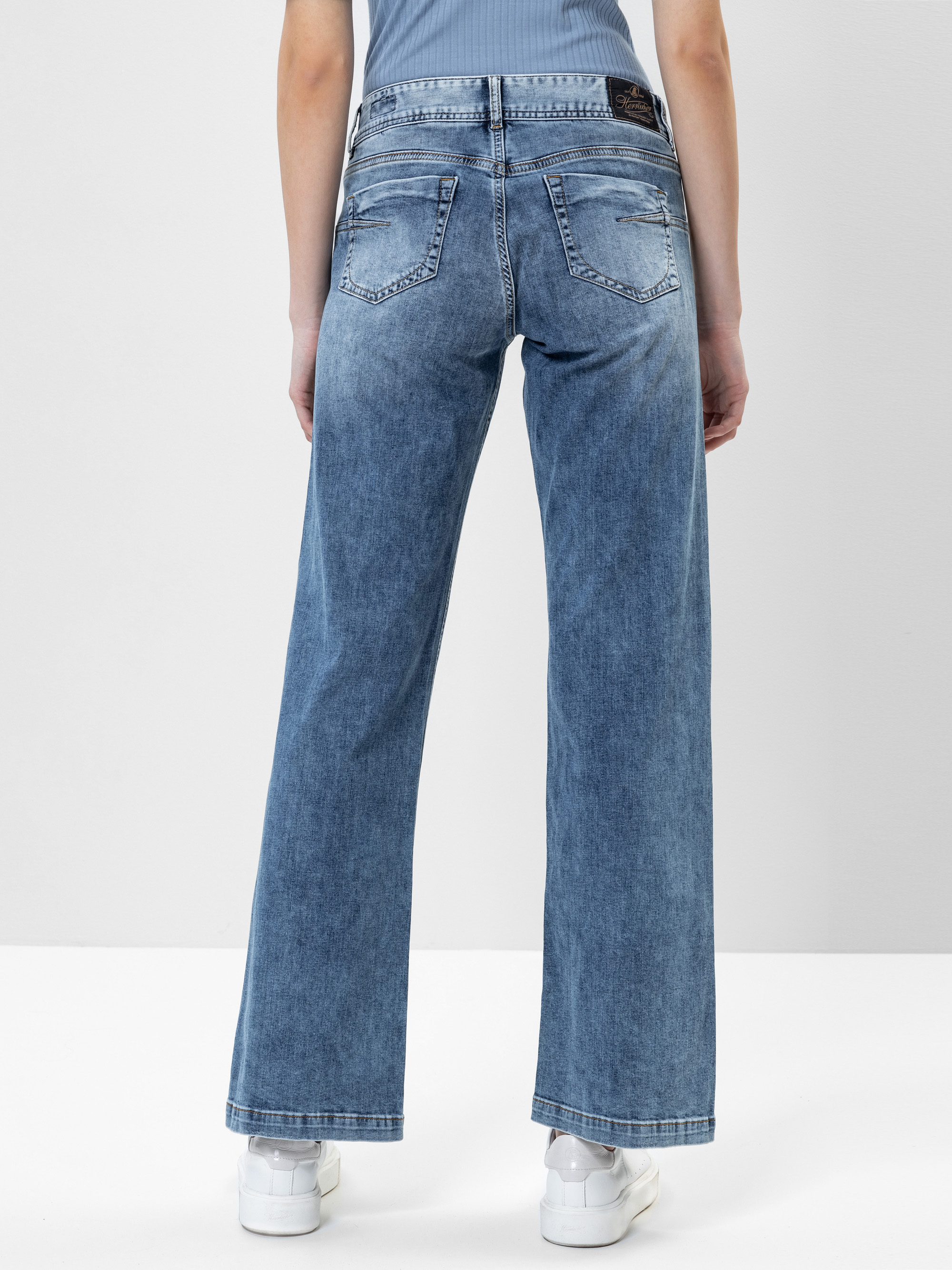 Modell  Edna Flared Jeans