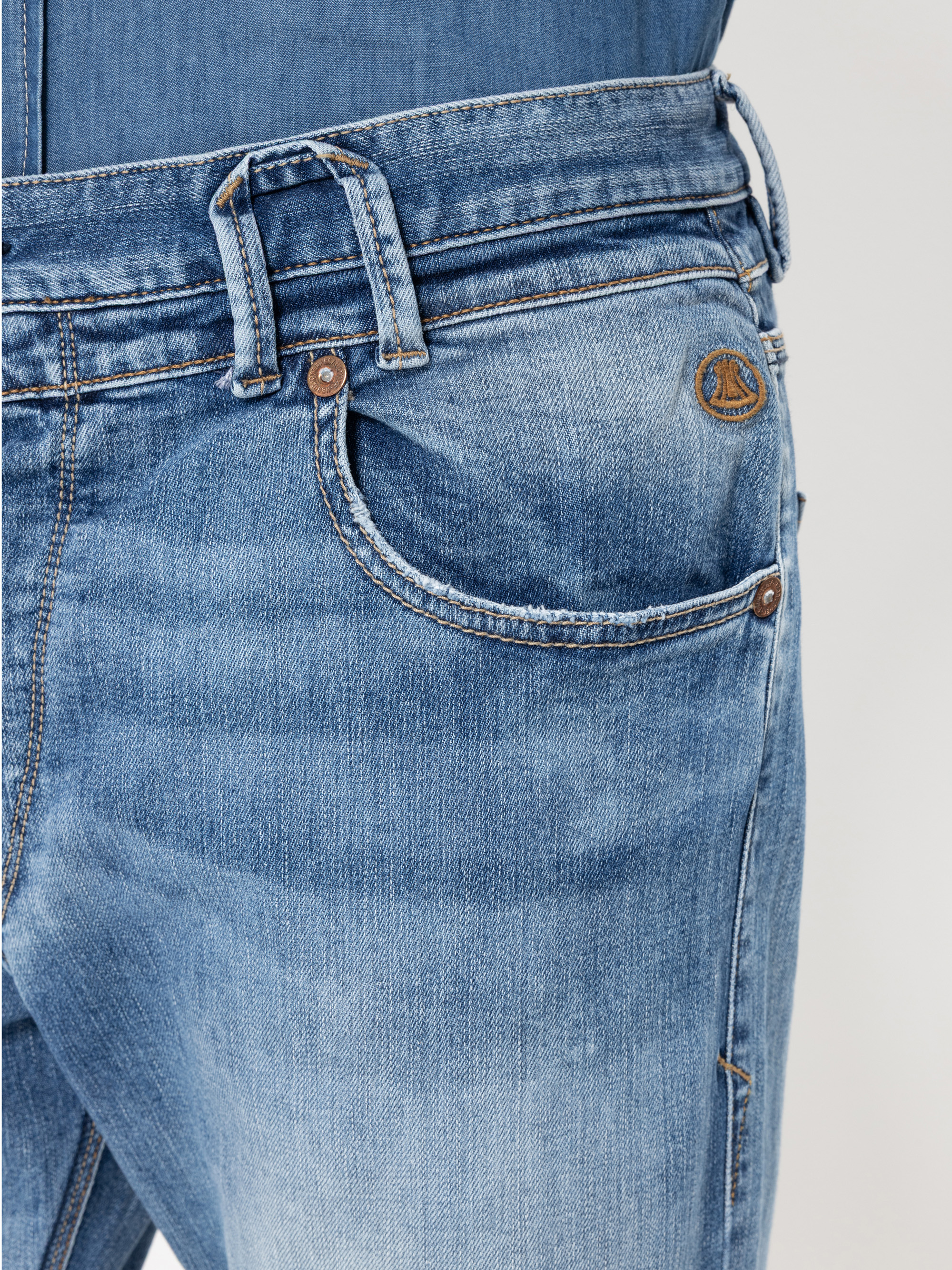 Modell Tucker Wide Jeans aus Bio-Baumwolle