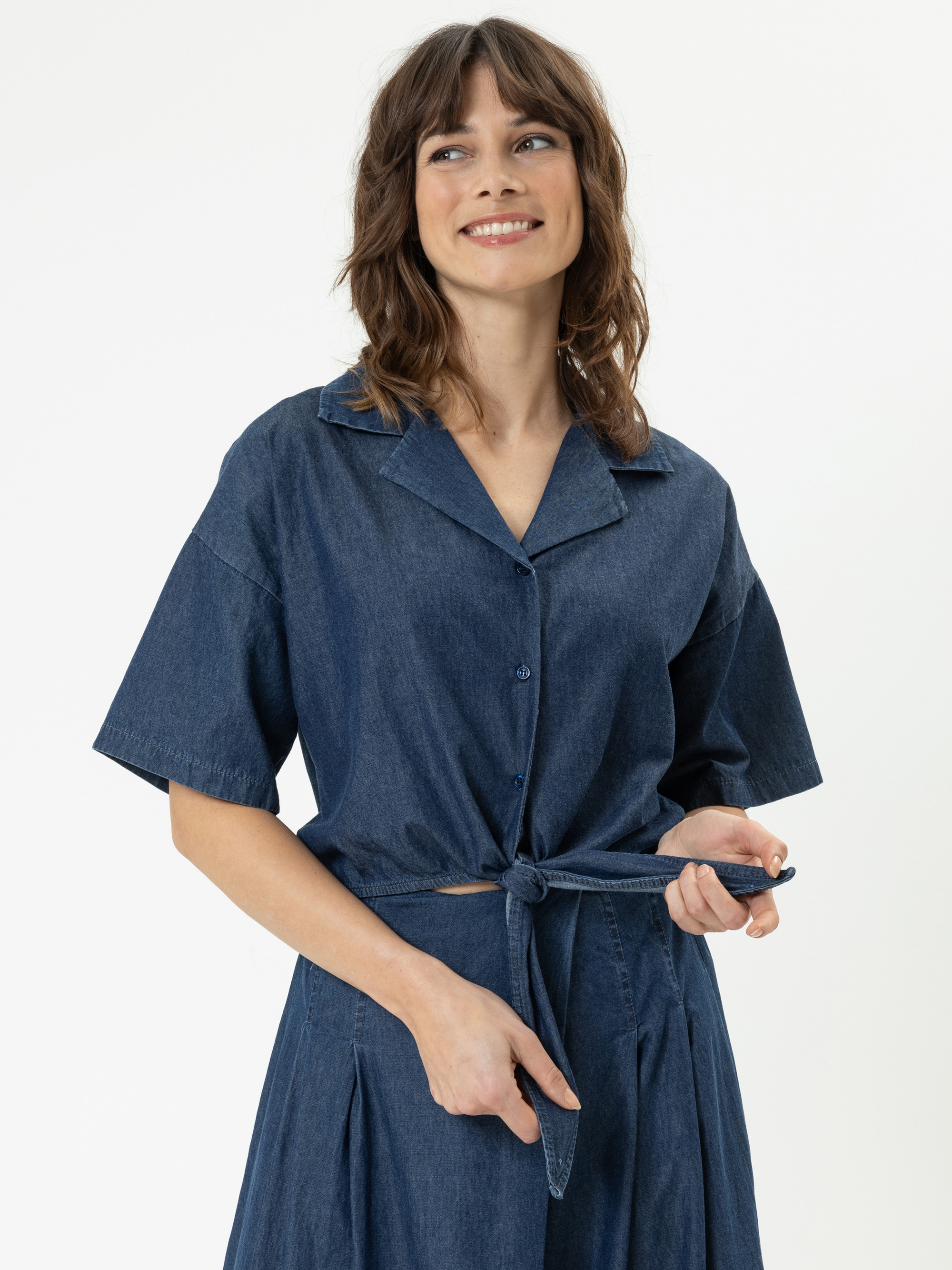 Modell Elonie Jeansbluse zum Knoten
