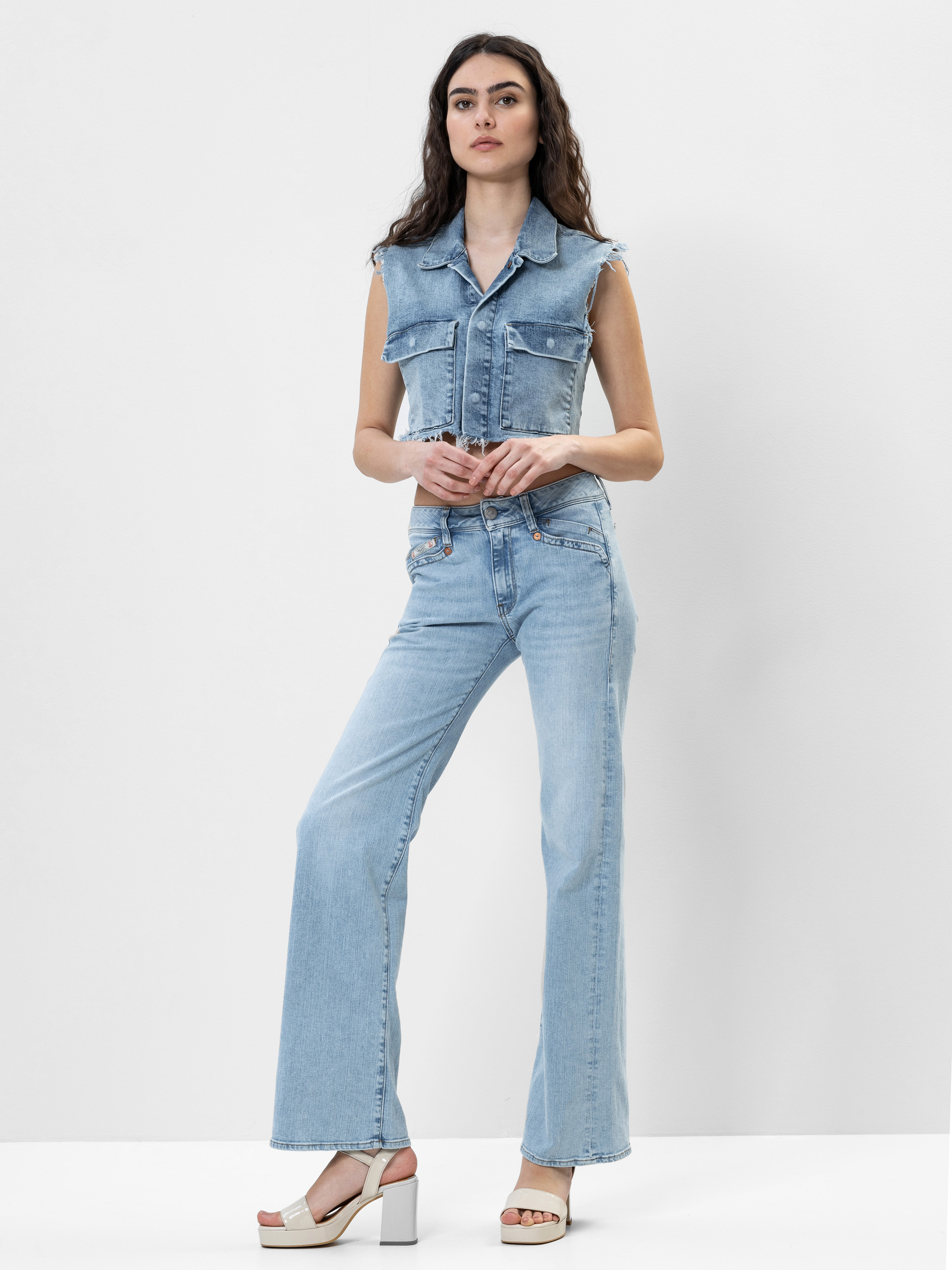 Modell  Laurine Jeansweste mit recycelter Baumwolle