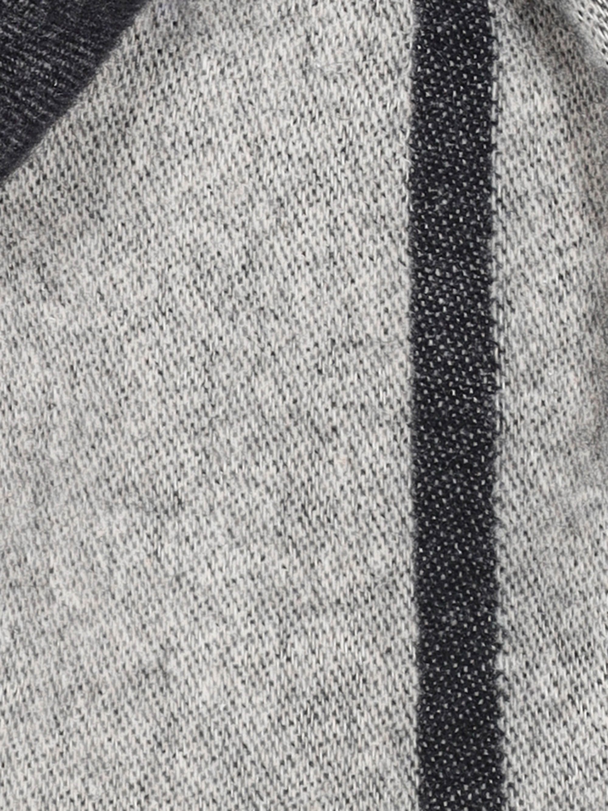 Modell Billy Wollschal mit Schriftzug