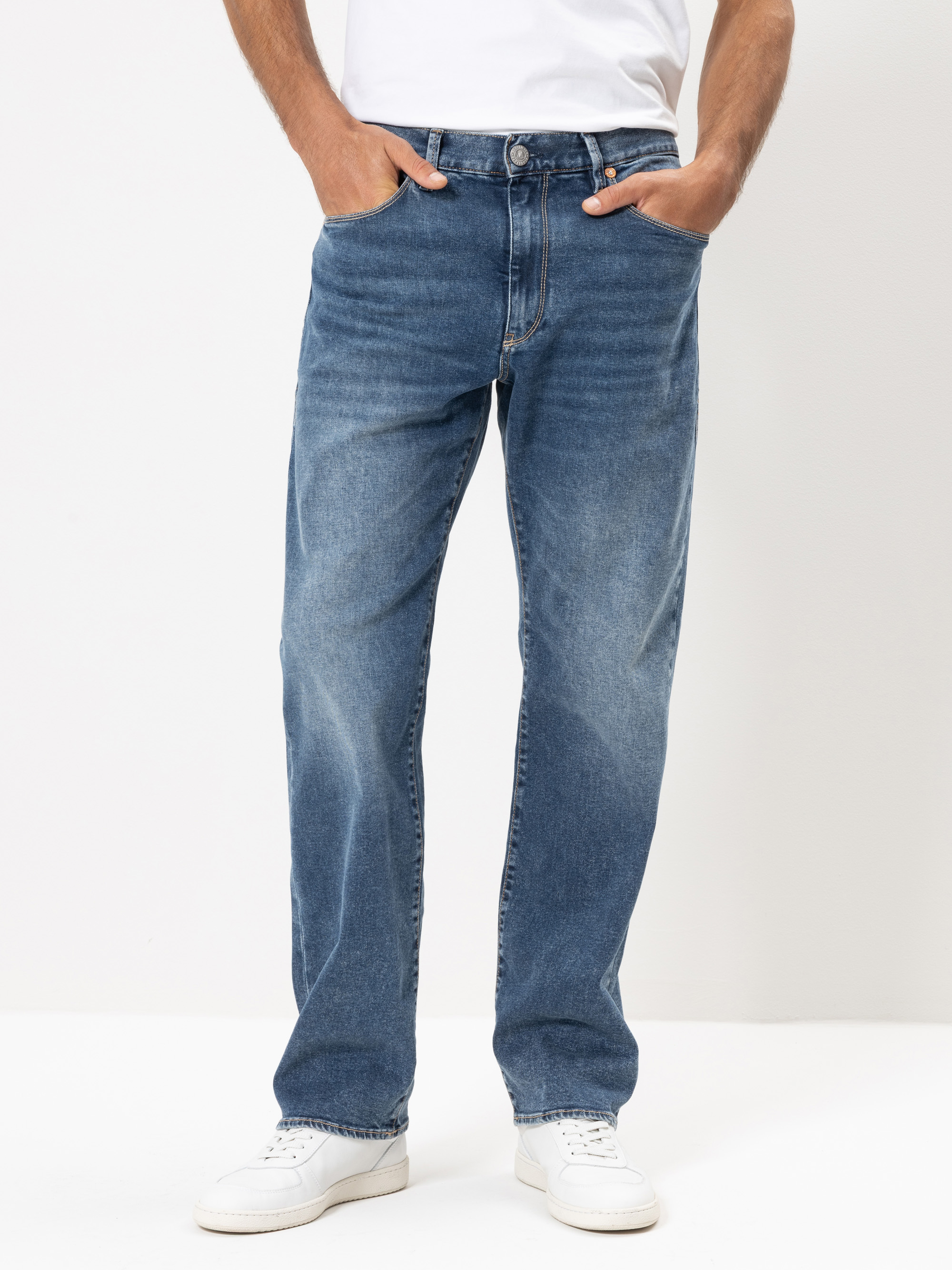 Modell Tyler Straight Jeans mit recycelter Baumwolle