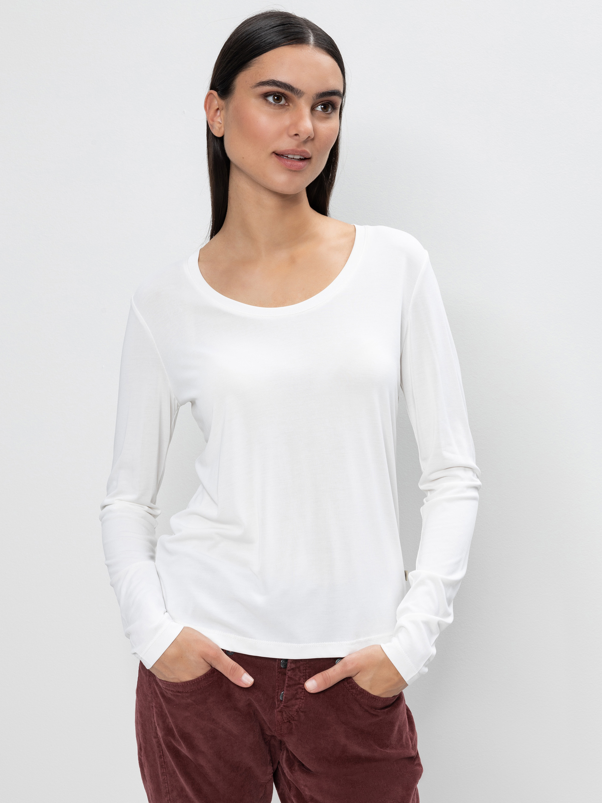 Modell Emmie Basic Langarmshirt