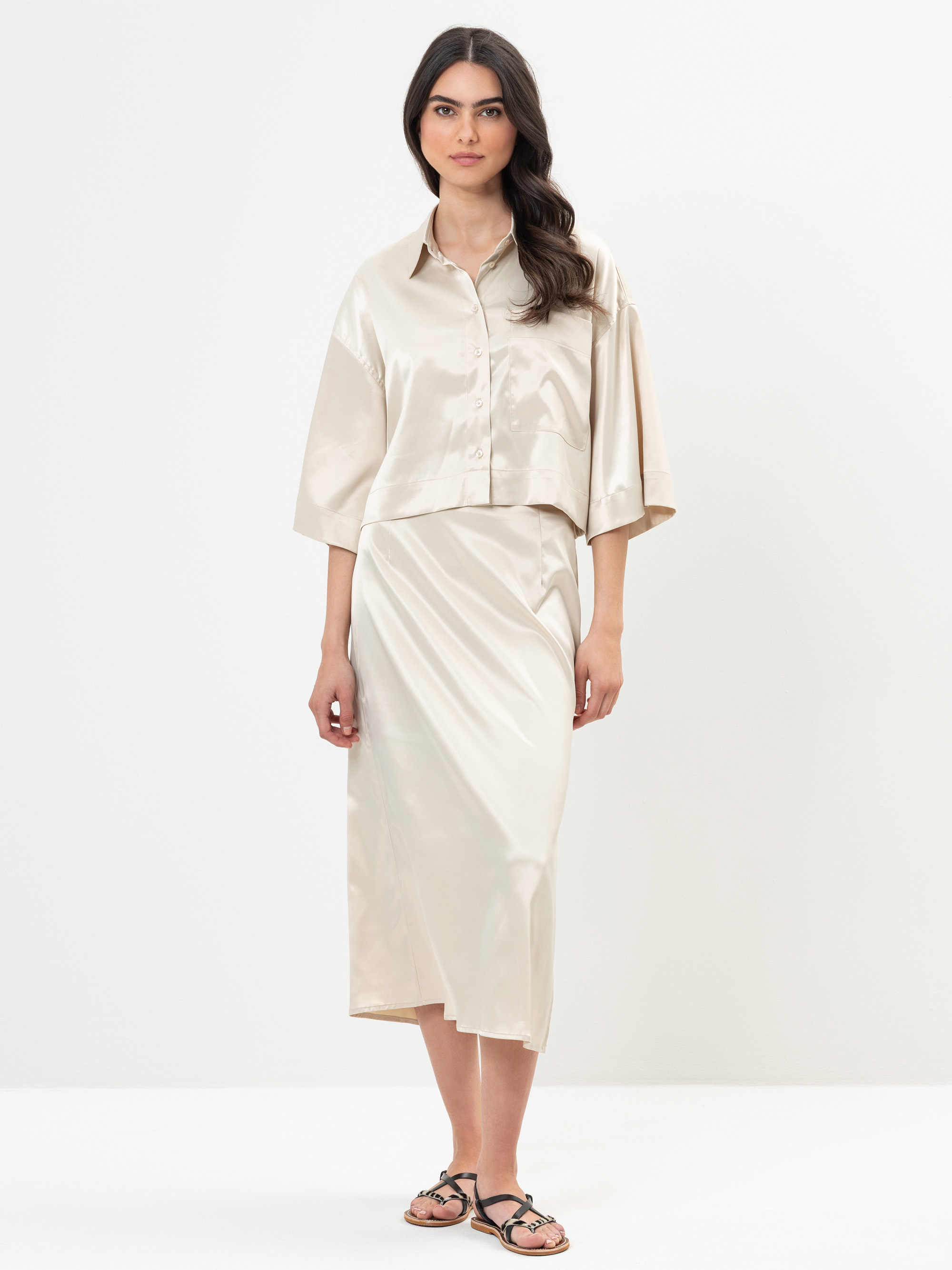 Modell Jess Kurzarm-Bluse aus Satin