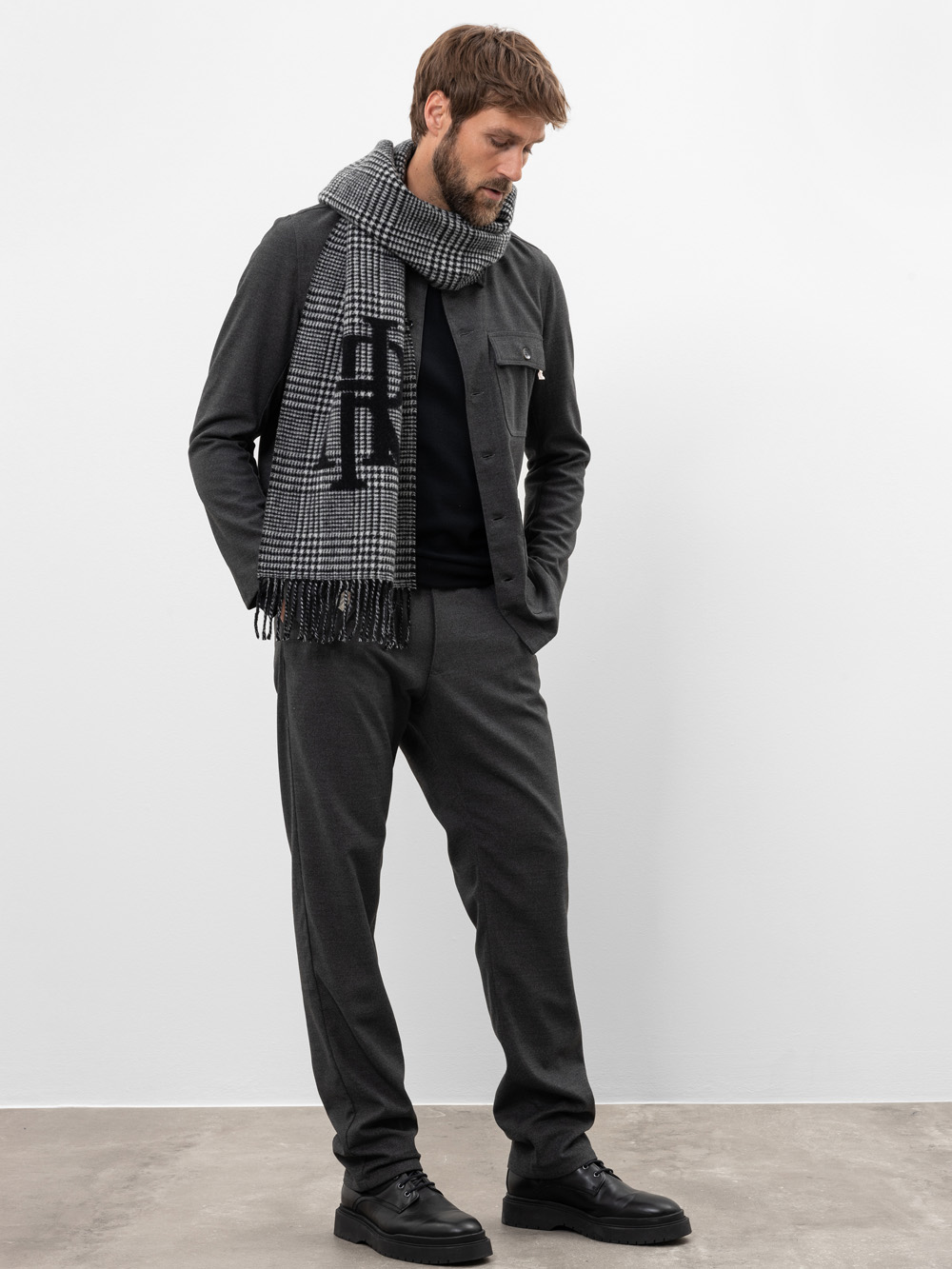 Modell Jesse Schal kariert