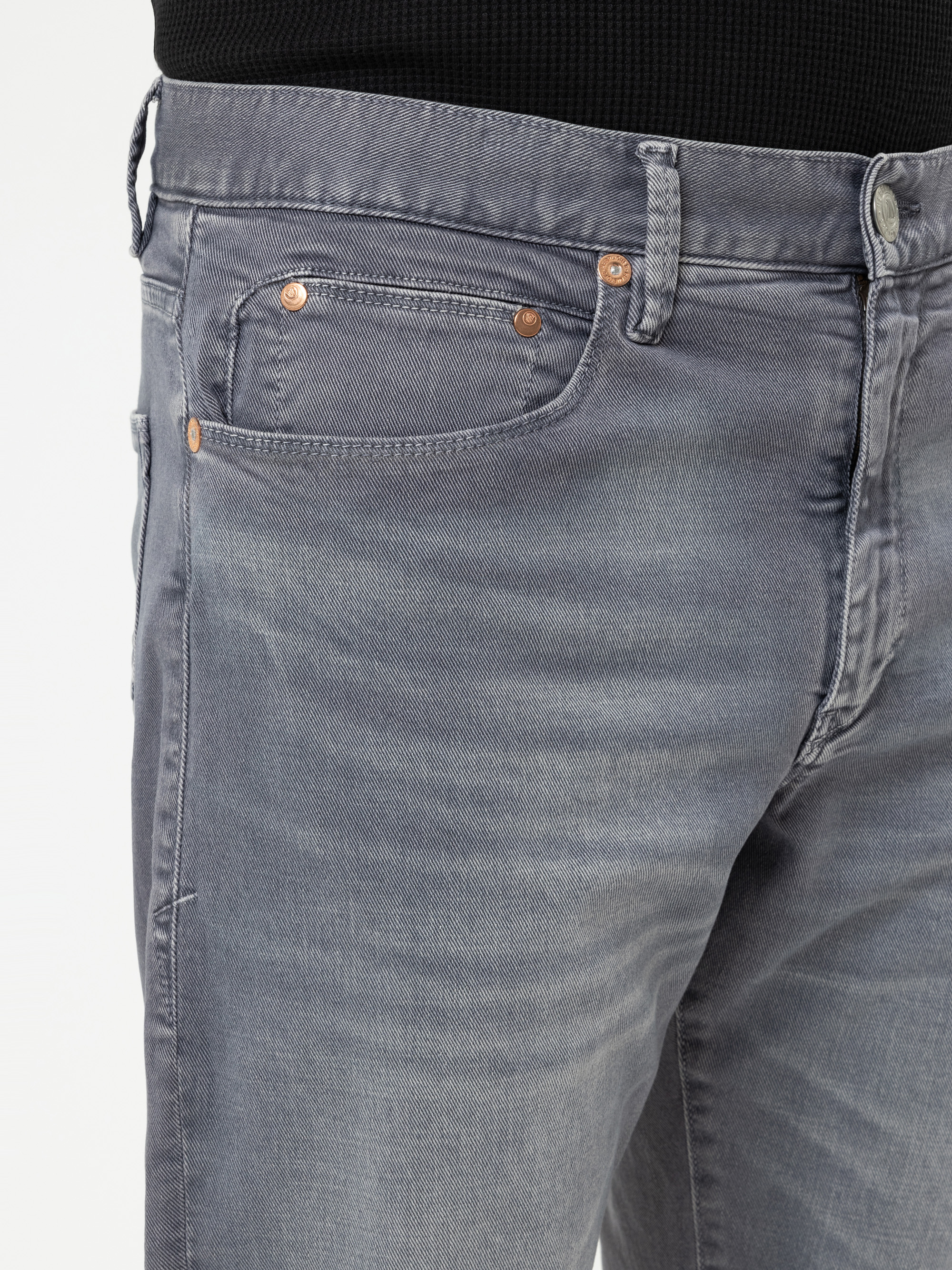 Modell  Tyler Straight Jeans mit Bio-Baumwolle