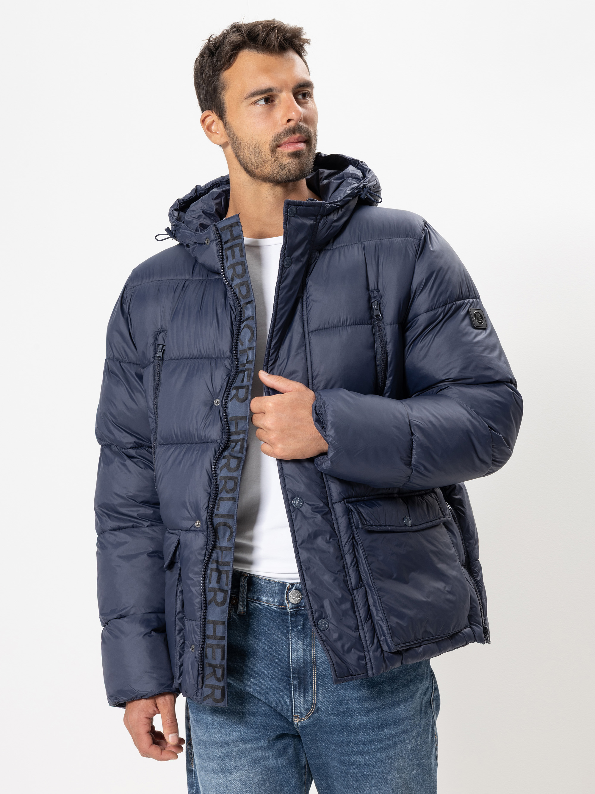 Modell  Lutzifer Steppjacke aus recyceltem Nylon