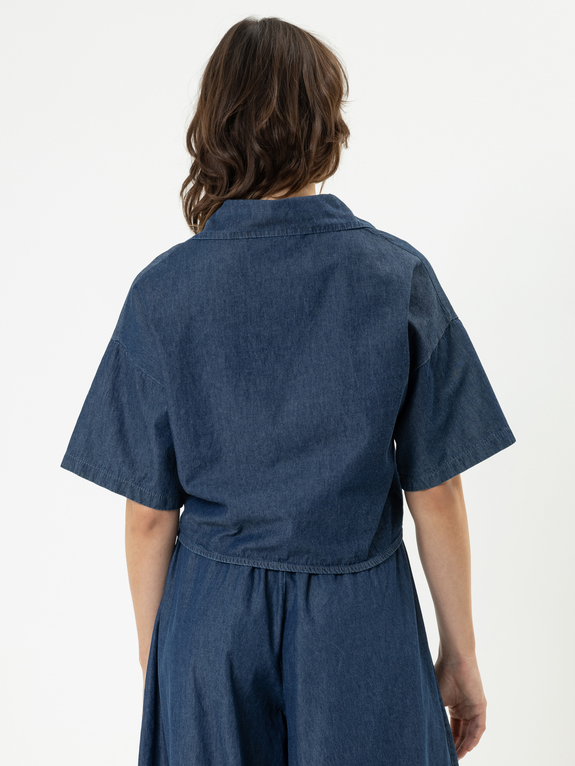 Modell Elonie Jeansbluse zum Knoten