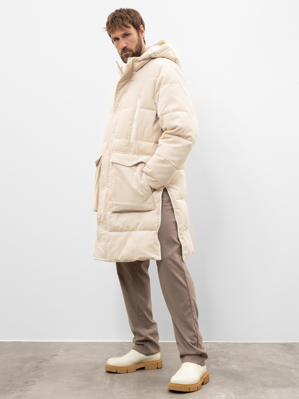 Modell Lutzifer Steppmantel aus Cord